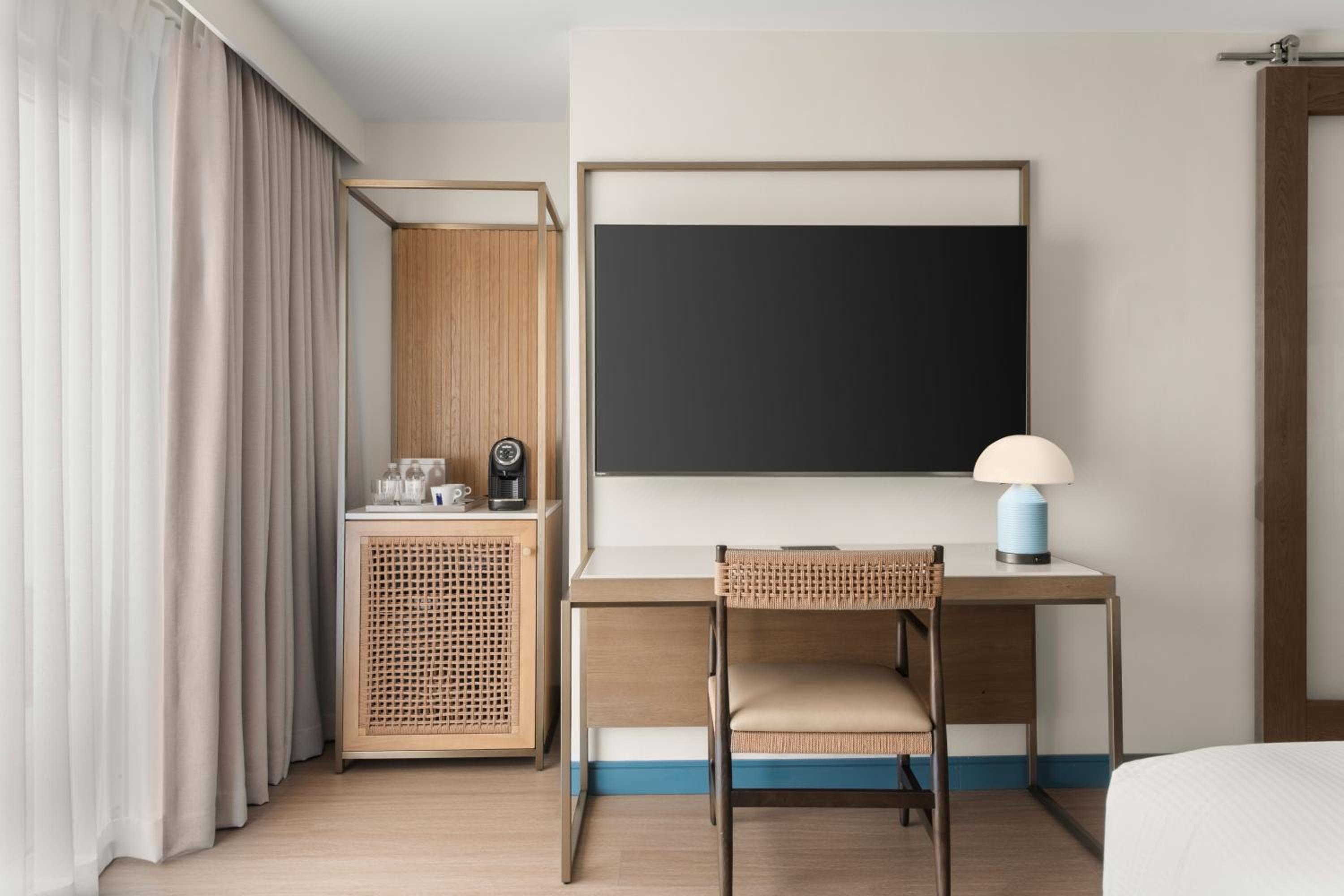 King Room with Ocean View, Balcony and Hearing Accessible photo 3