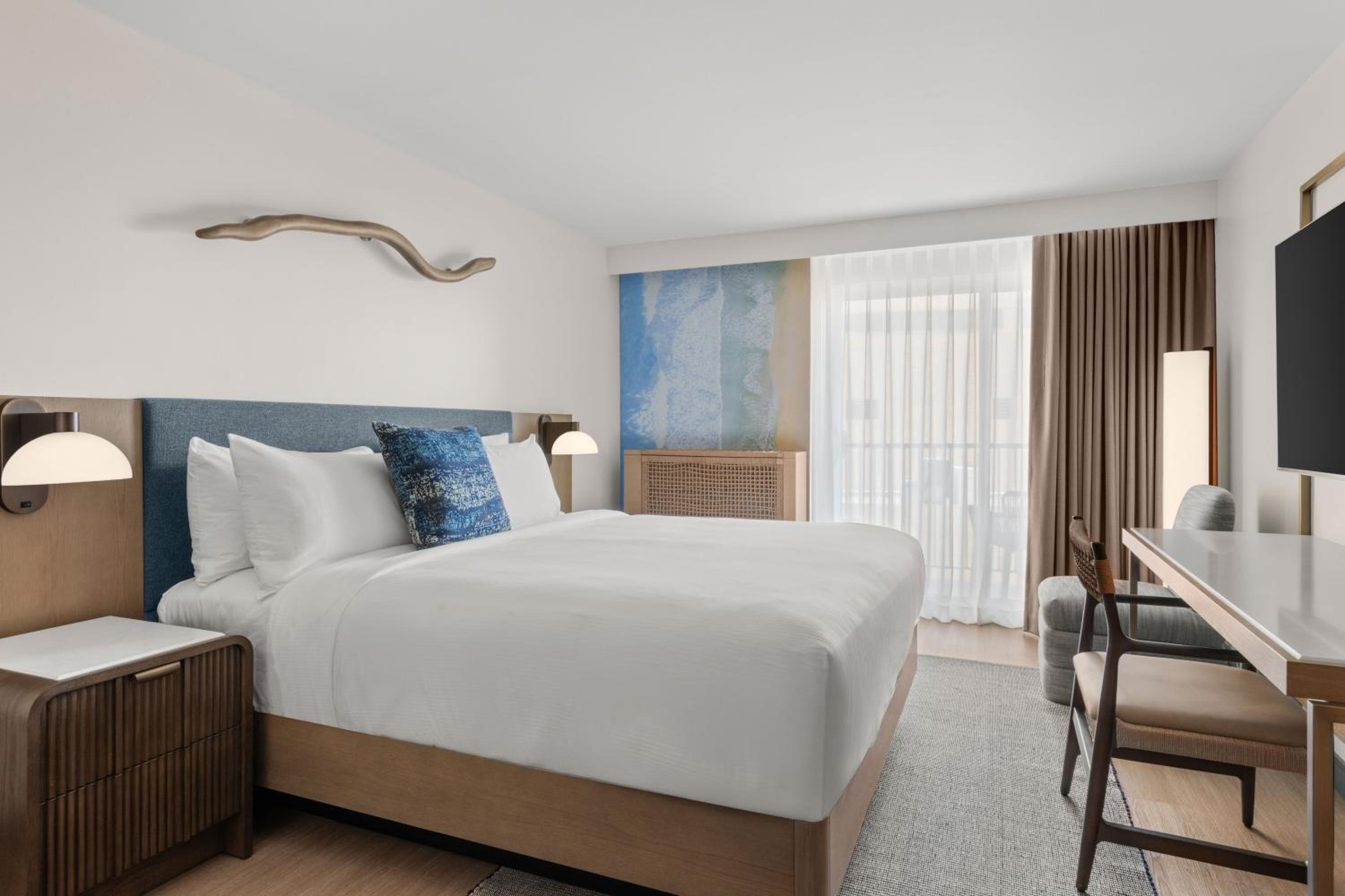 King Room with Ocean View, Balcony  and Roll-in Shower - Mobility Accessible photo 3