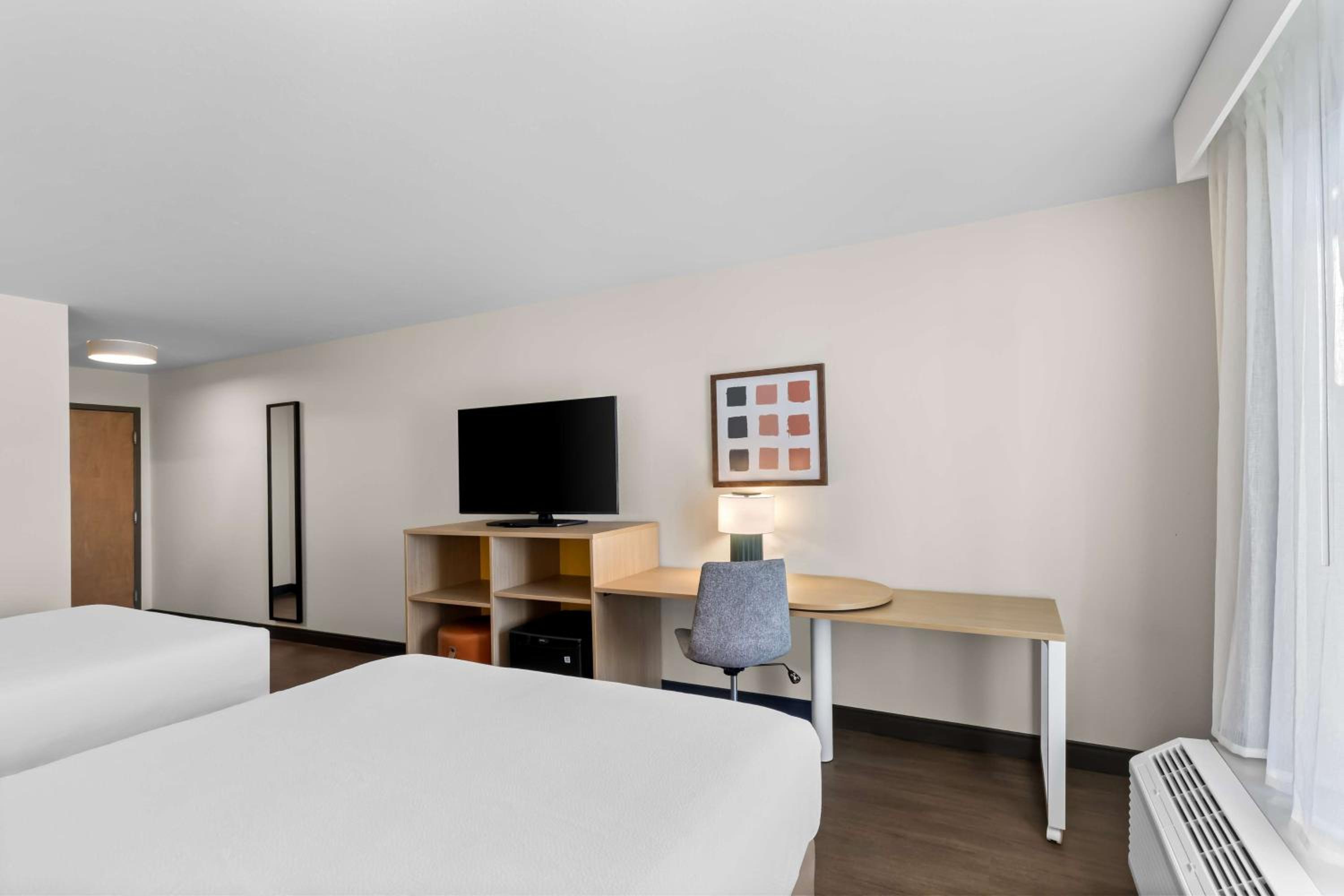 Queen Room with Two Queen Beds - Photo 2