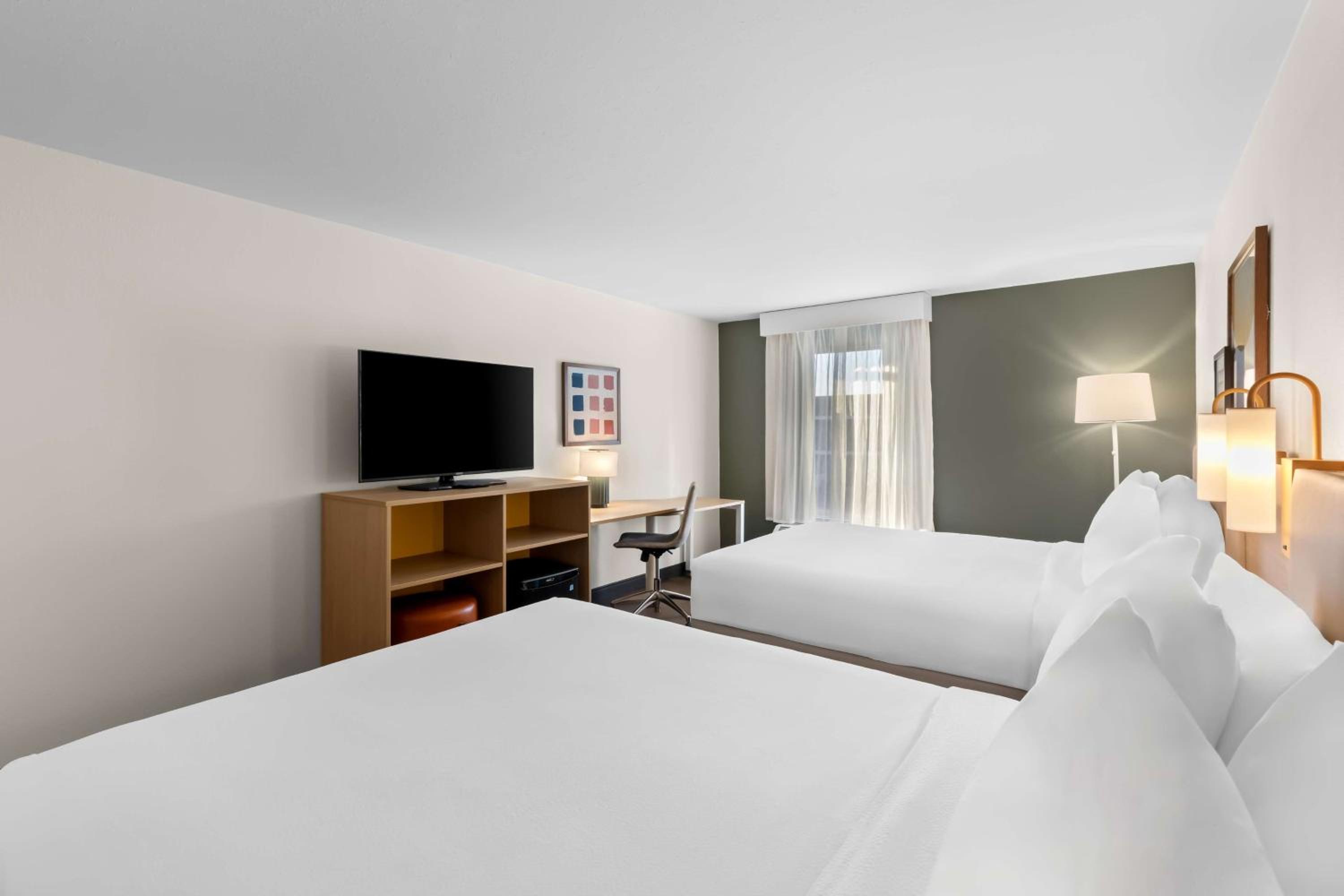 Queen Room with Two Queen Beds - Photo 4
