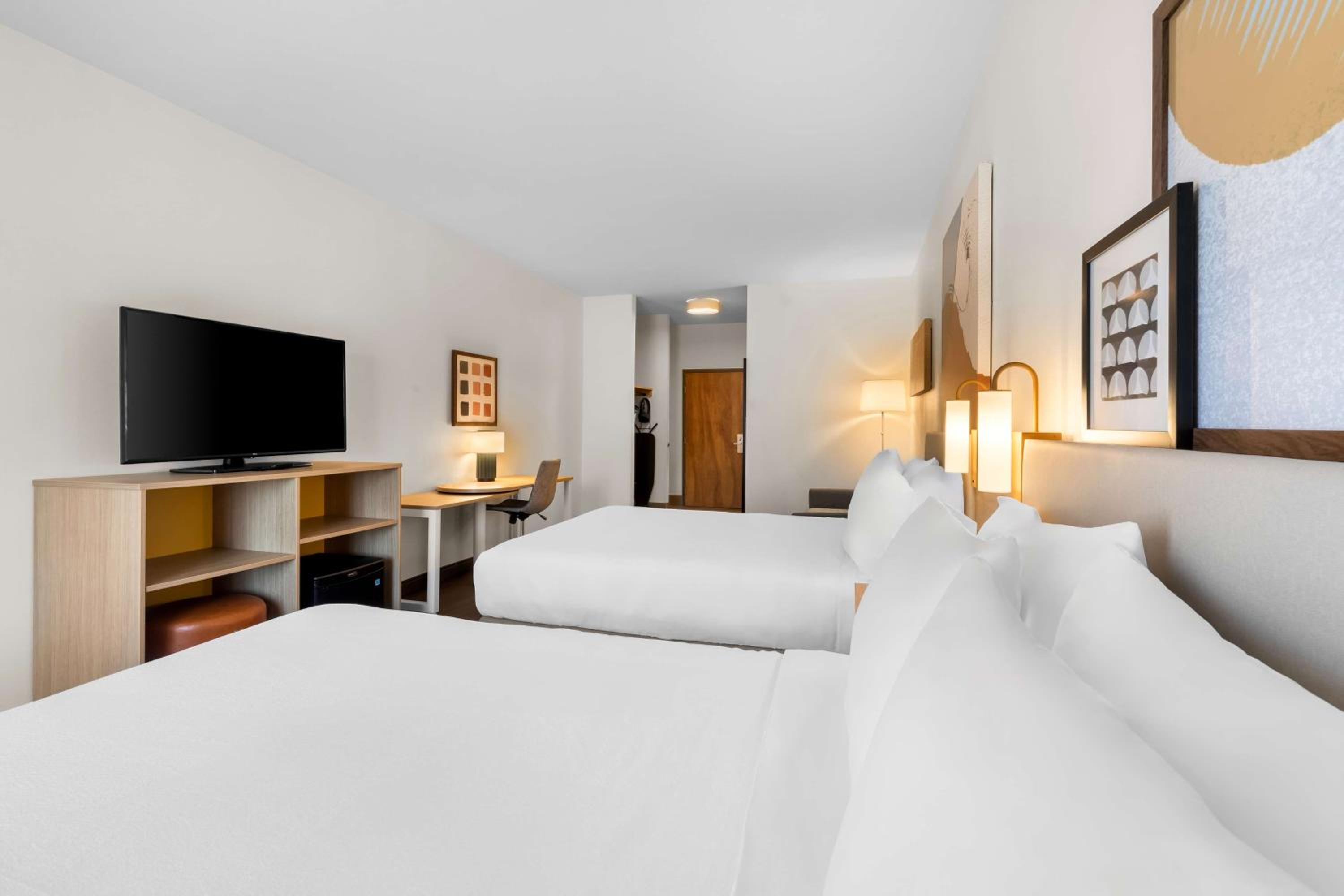 Queen Room with Two Queen Beds and Sofa Bed - Photo 4