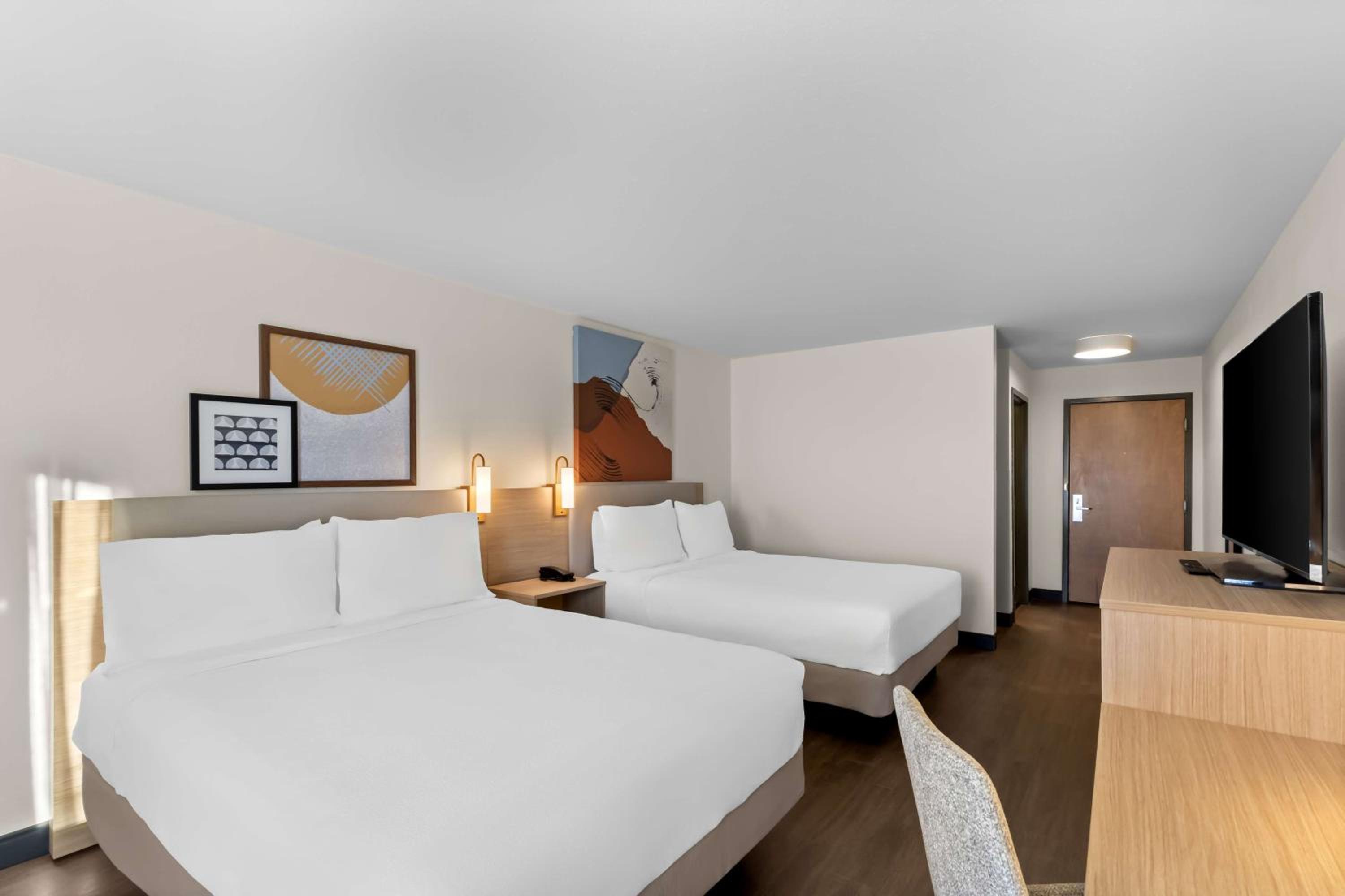 Queen Room with Two Queen Beds - Photo 5
