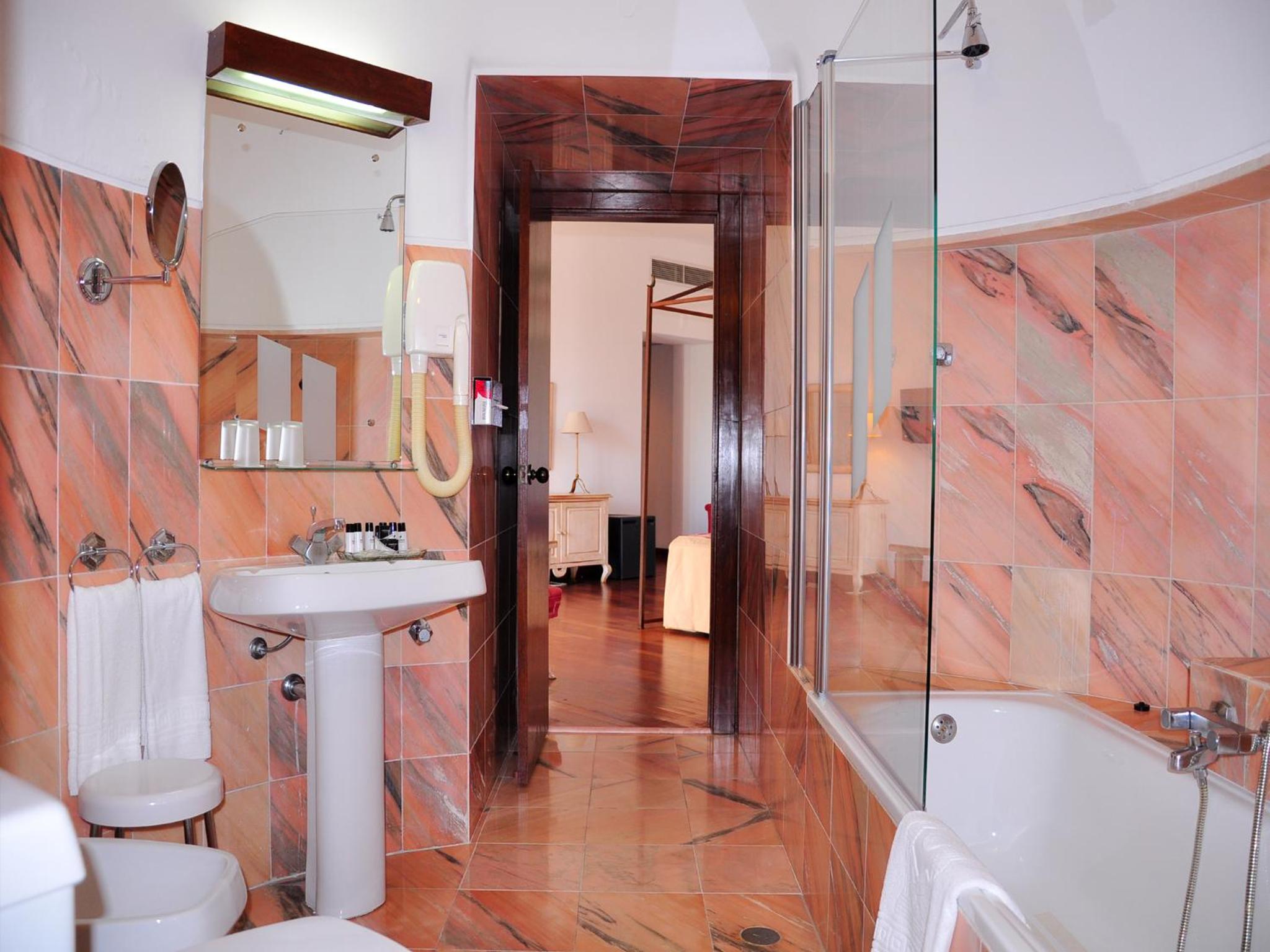 Two Connecting Double or Twin Rooms - Photo 2