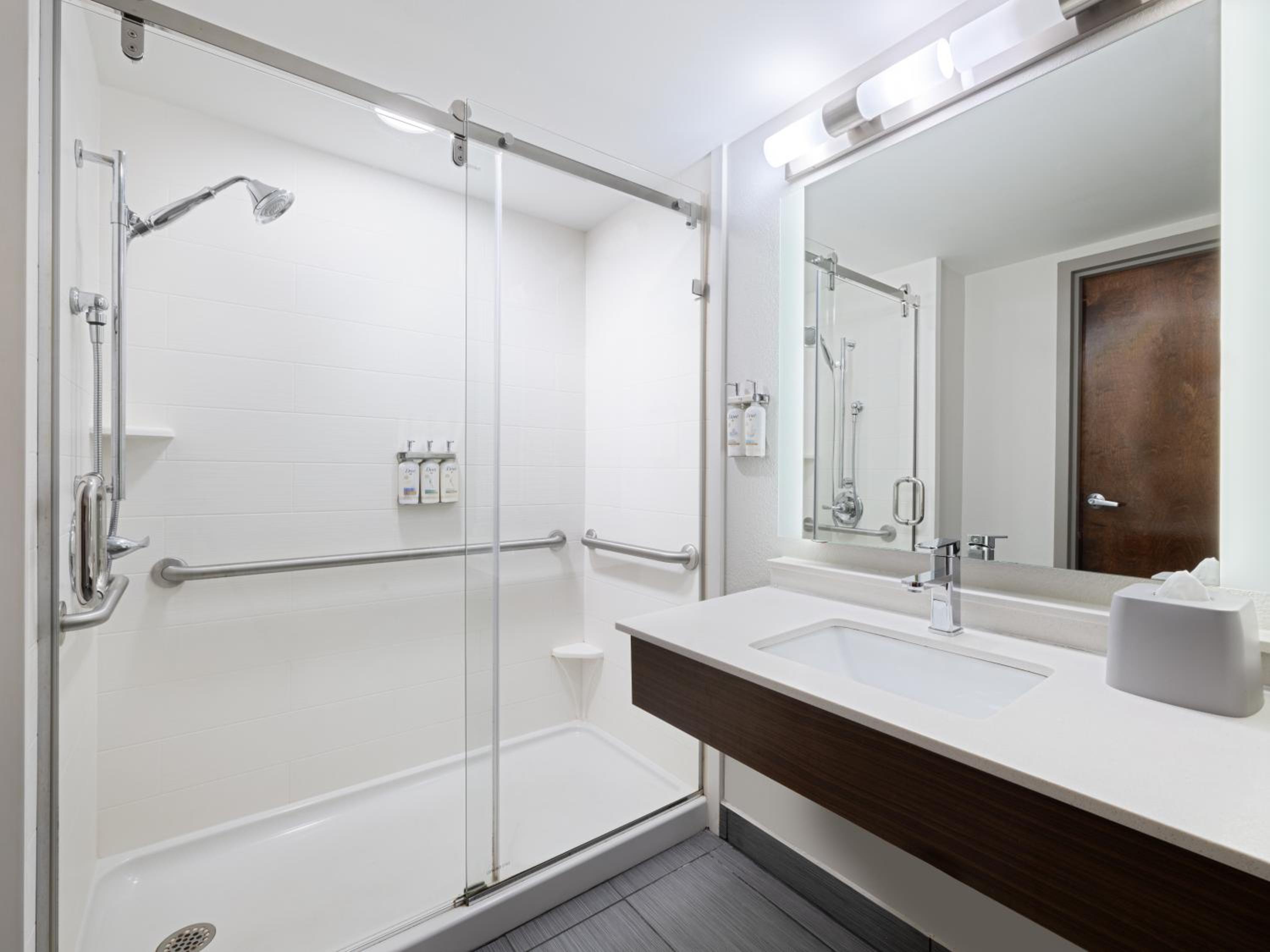 King Room - Disability Access Hearing Accessible - Roll-In Shower - Photo 4