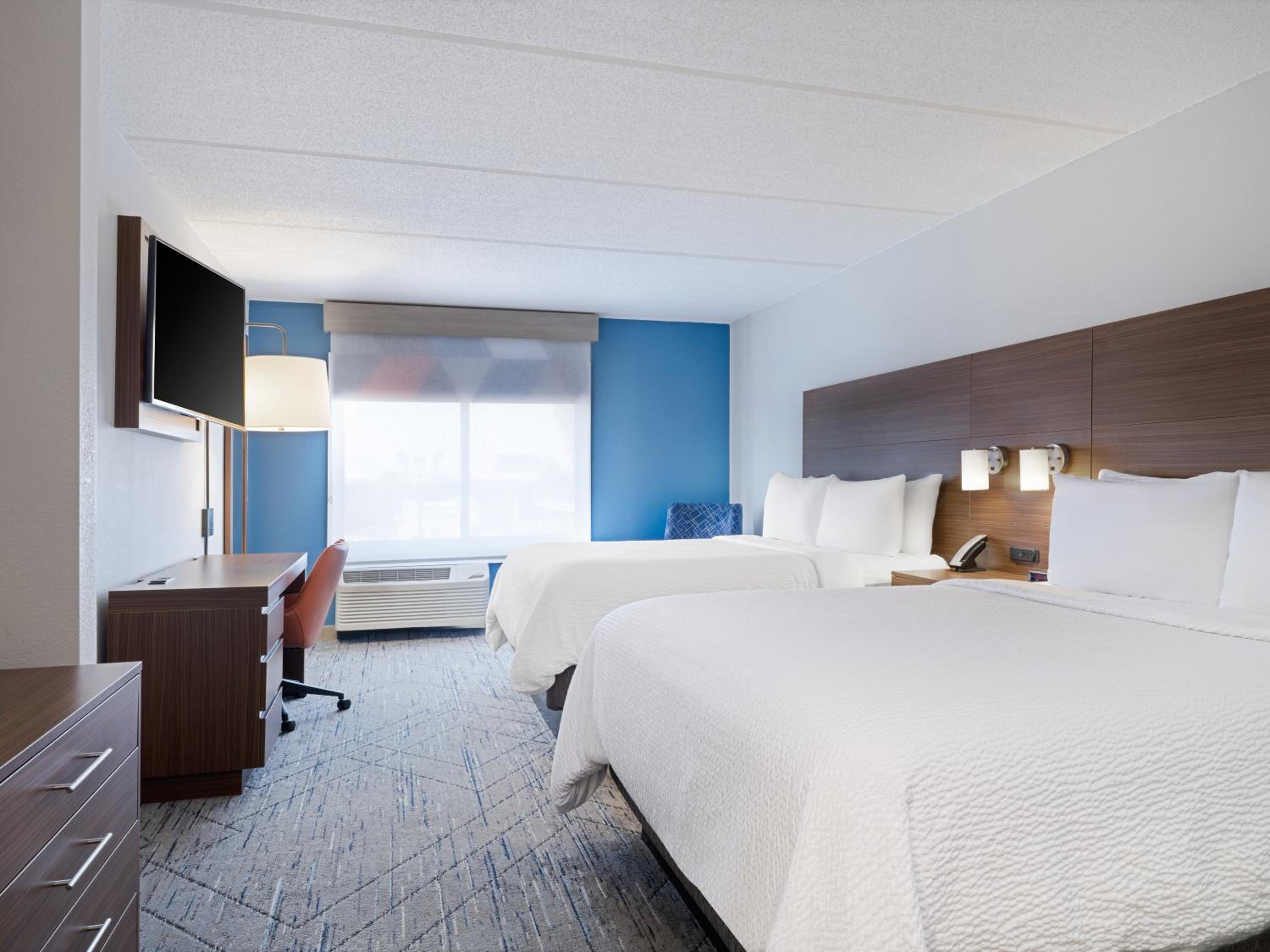 Standard Queen Room with Two Queen Beds - Photo 2