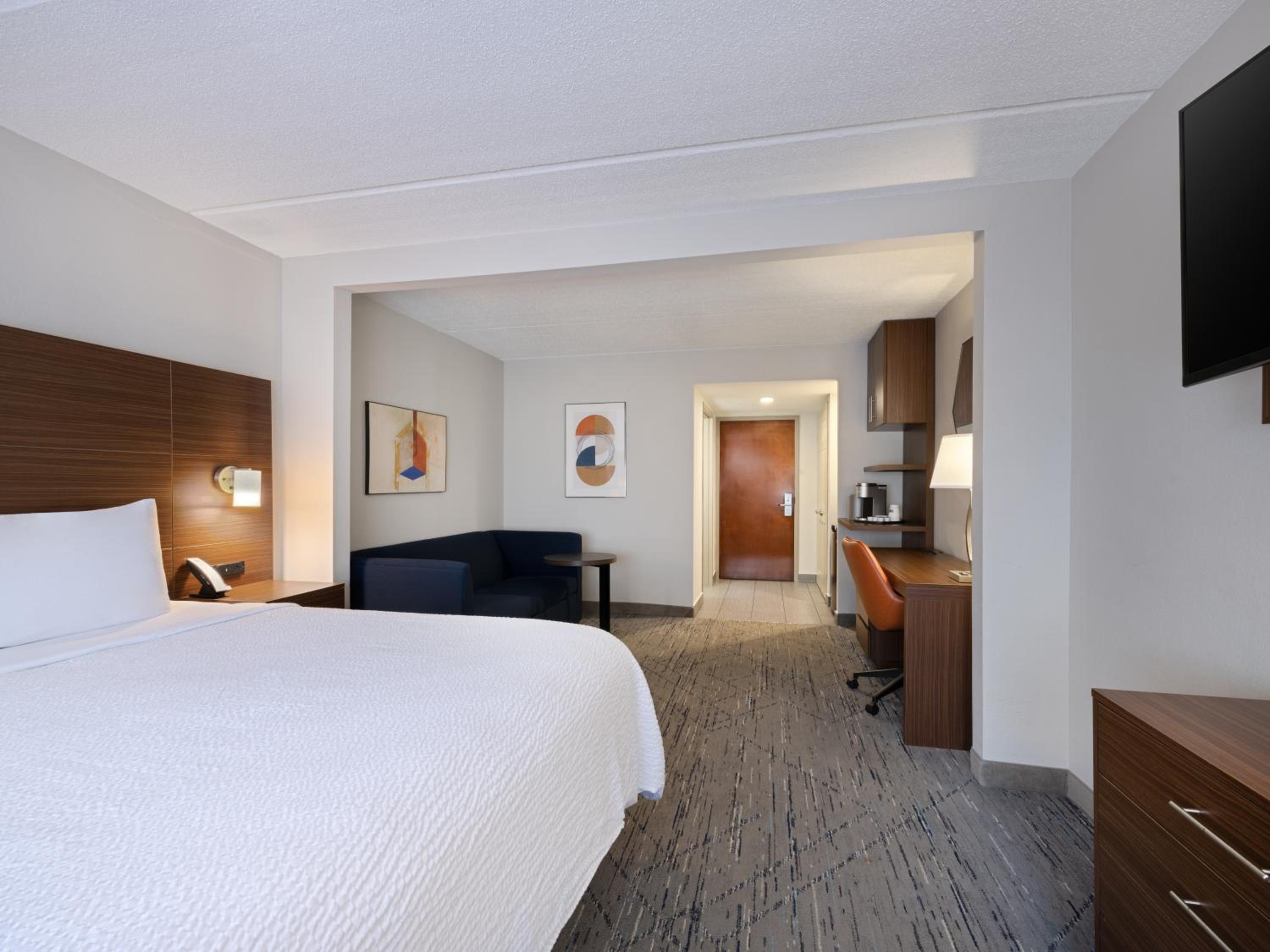 Standard King Room with Sofa Bed - Photo 2