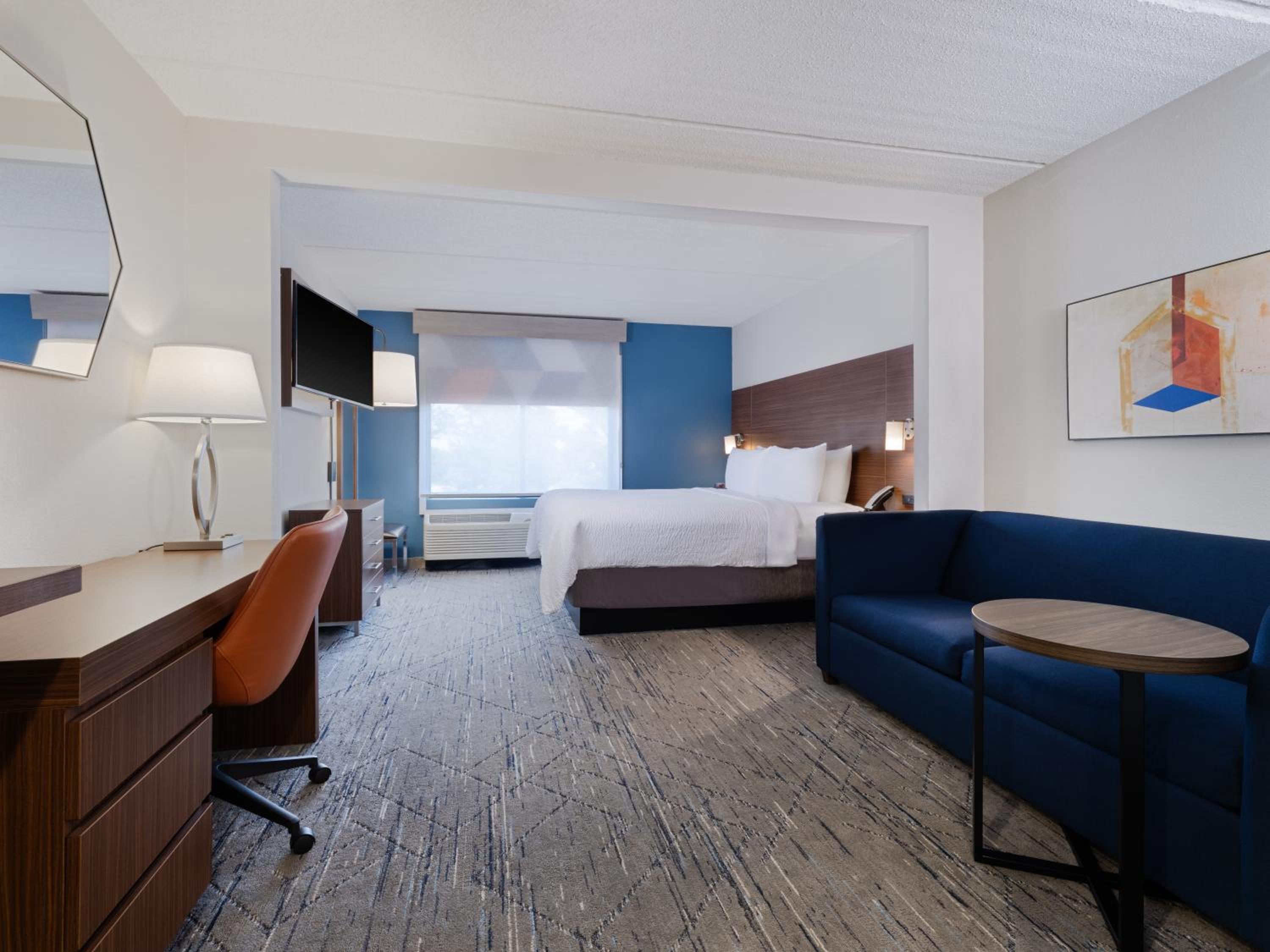 Standard King Room with Sofa Bed - Photo 3