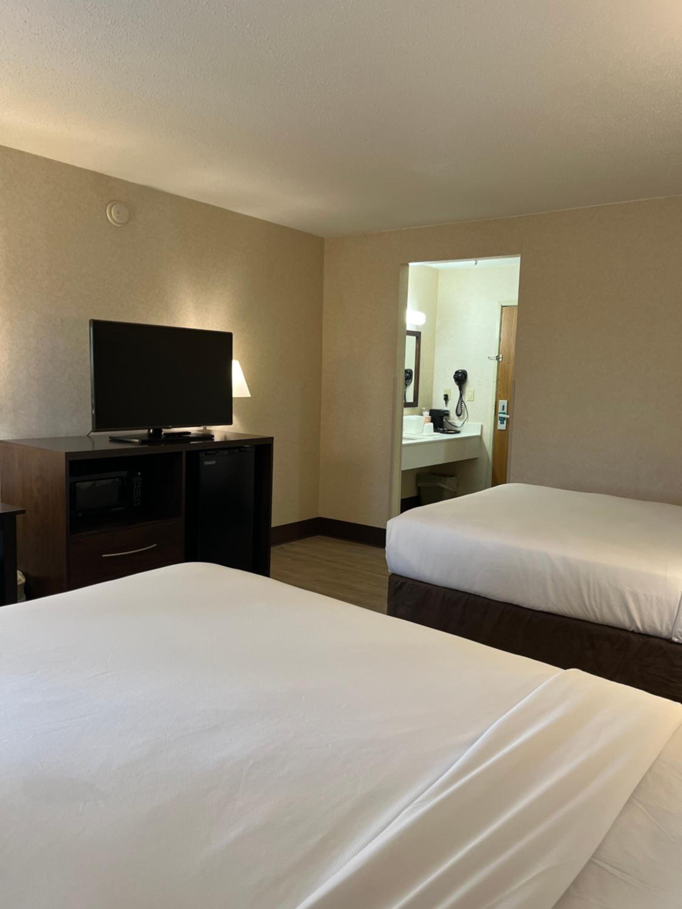 Standard Double Room with Two Double Beds - Non-Smoking - Photo 4