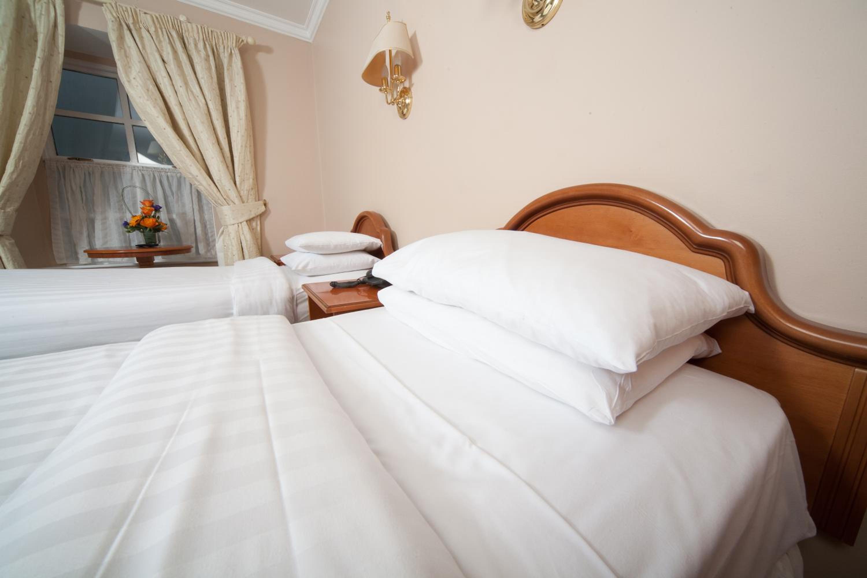 Twin Room - Photo 4