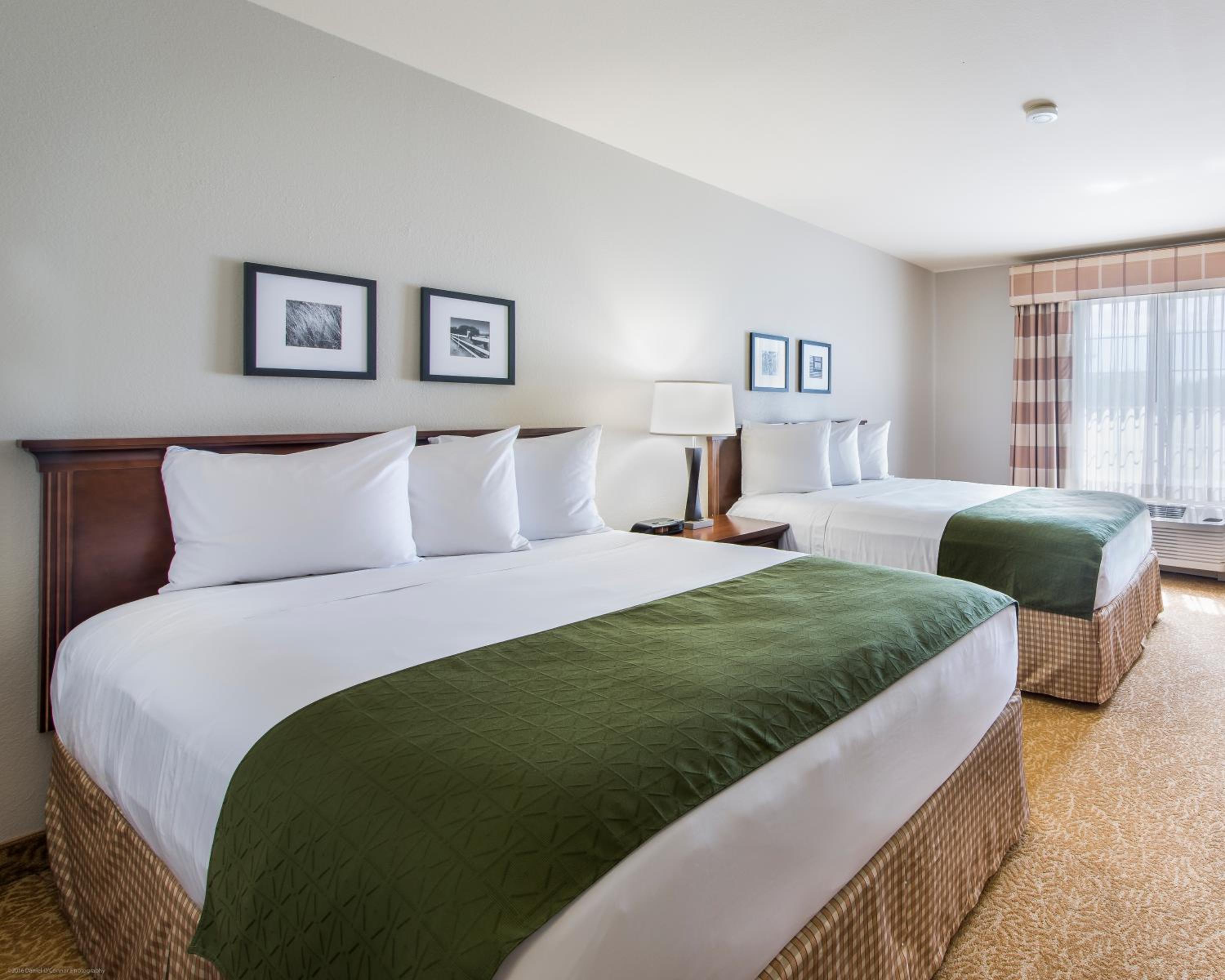 Queen Room with Two Queen Beds - Non-Smoking - Photo 3