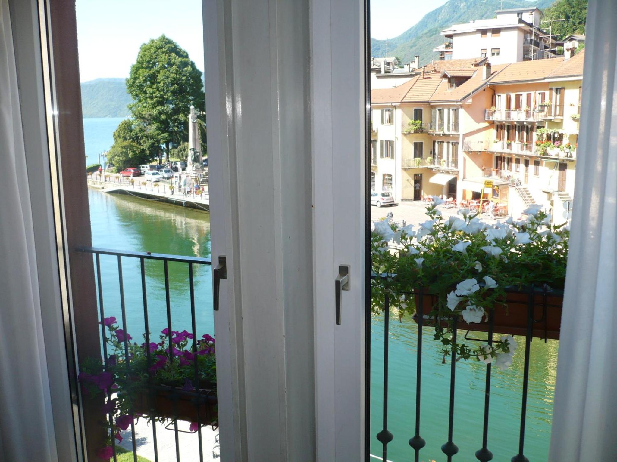 Double or Twin Room with Lake View - Photo 7