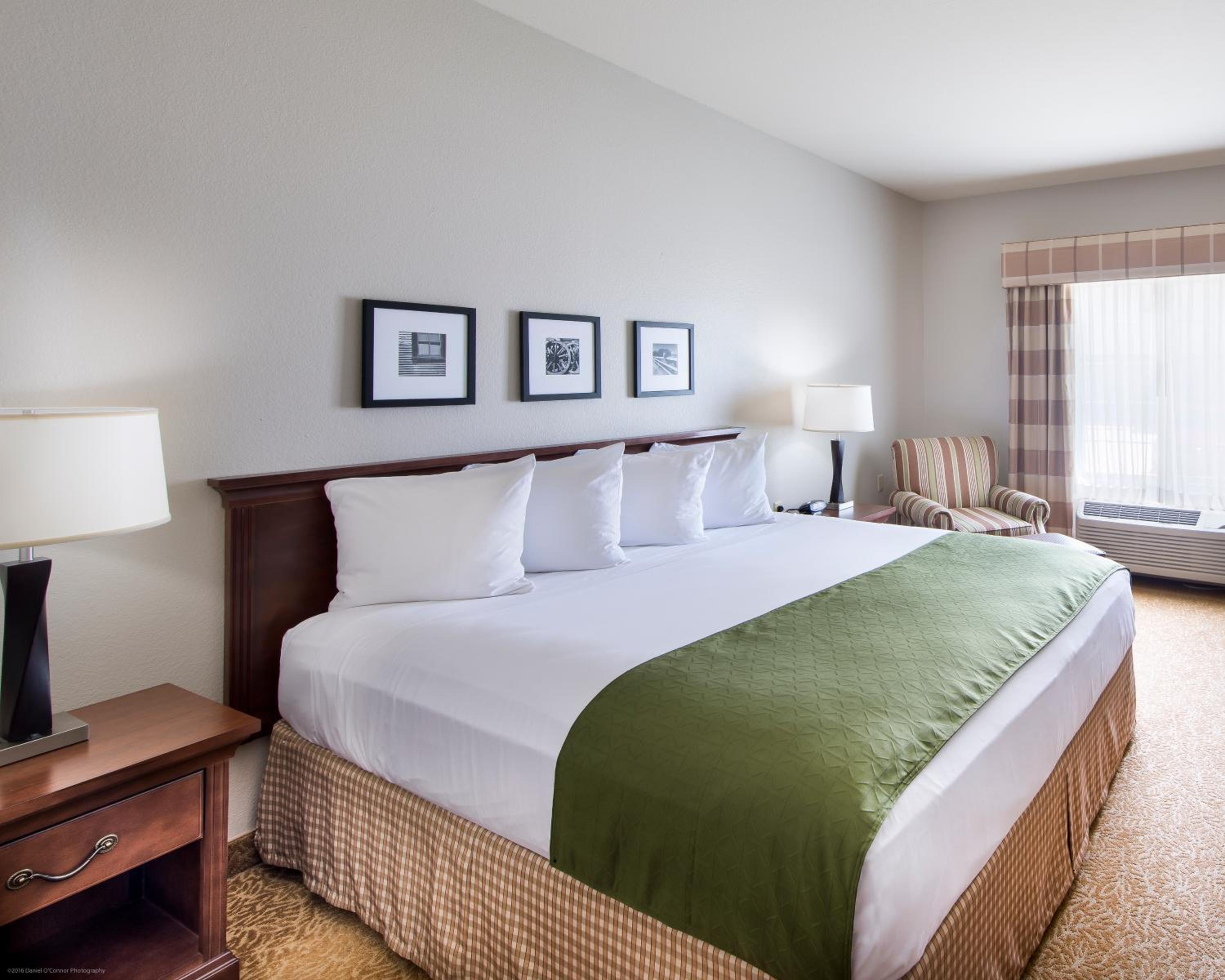 King Suite with Whirlpool - Non-Smoking - Photo 1