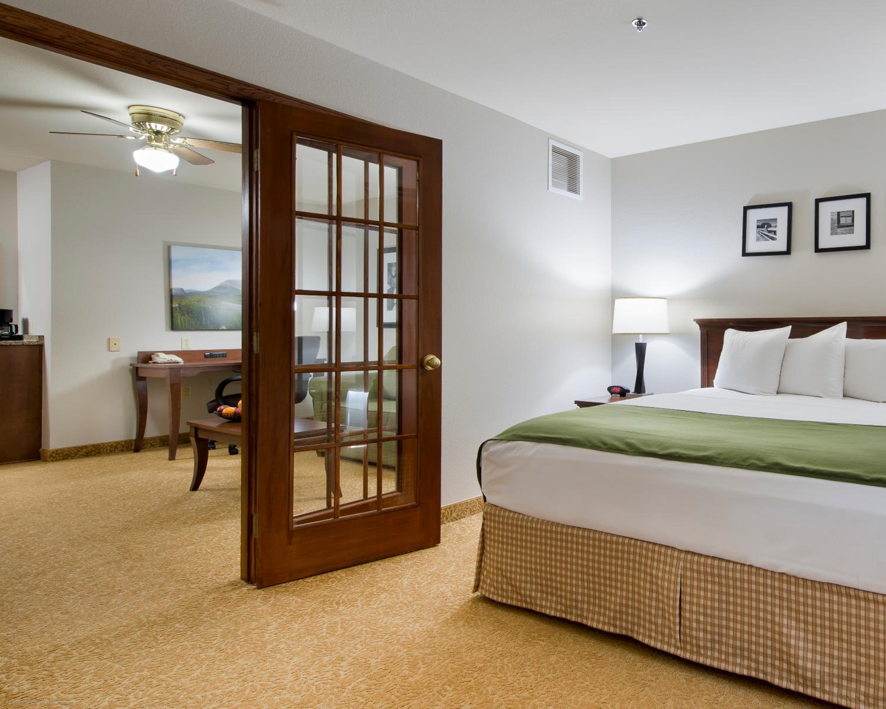 One-Bedroom King Suite - Non-Smoking - Photo 4