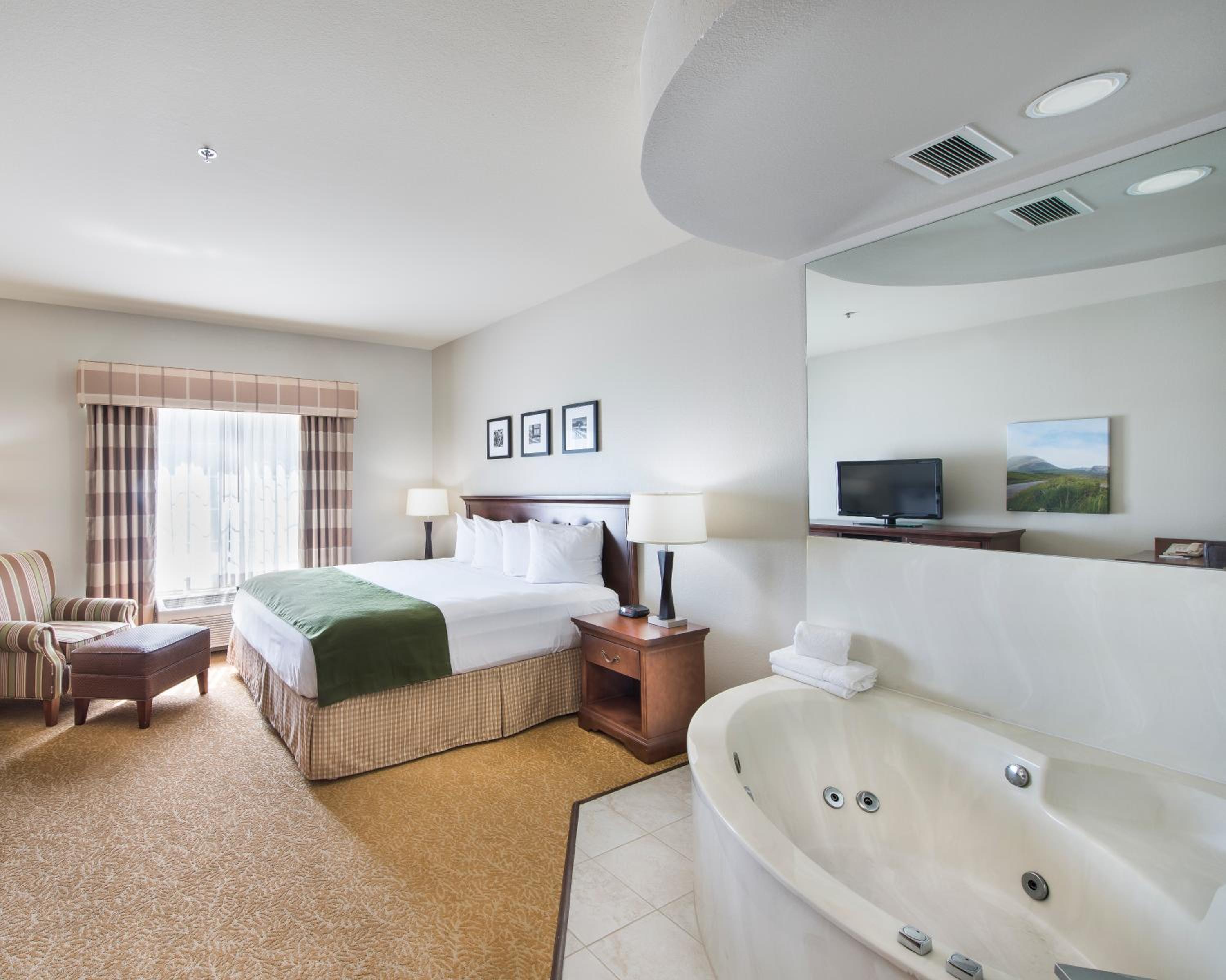 King Suite with Whirlpool - Non-Smoking - Photo 3