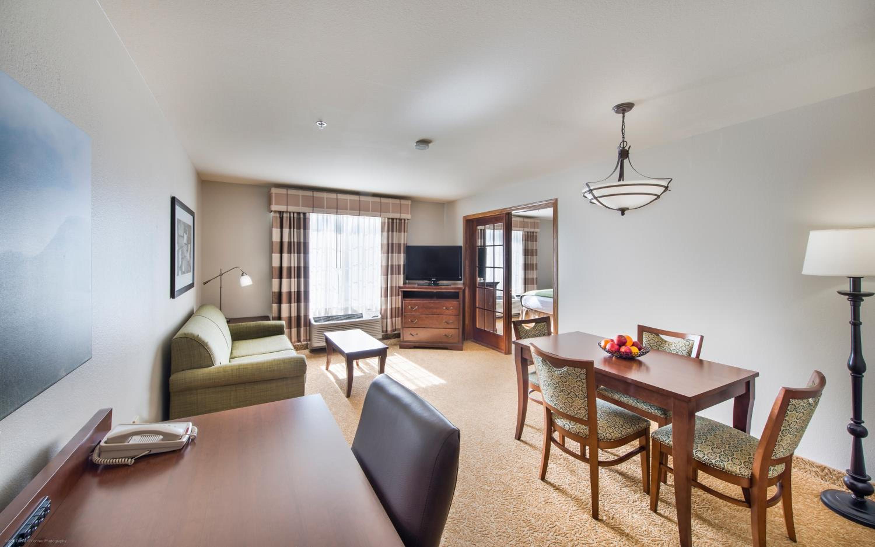 One-Bedroom King Suite - Non-Smoking - Photo 6
