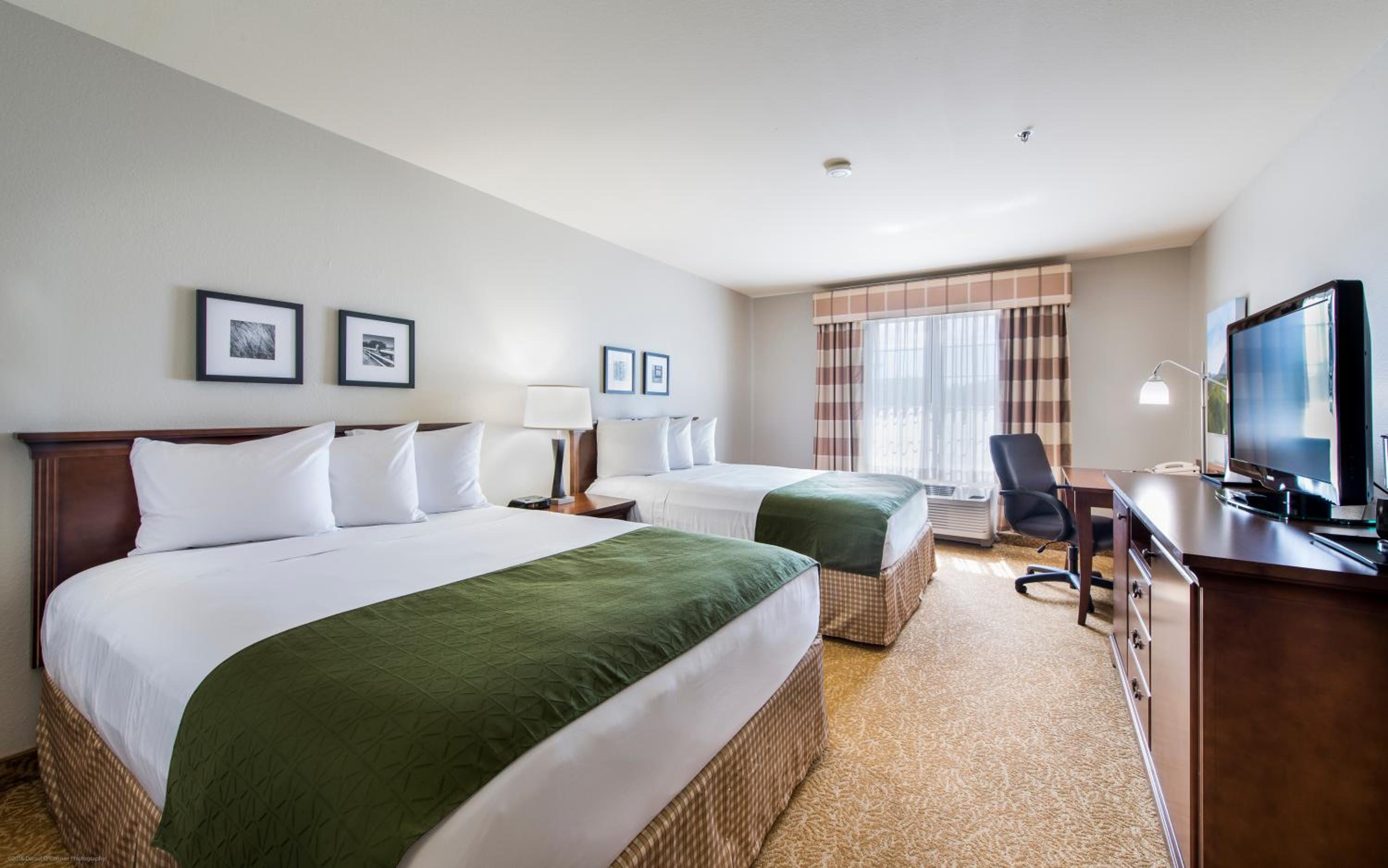 Queen Room with Two Queen Beds - Non-Smoking - Photo 5