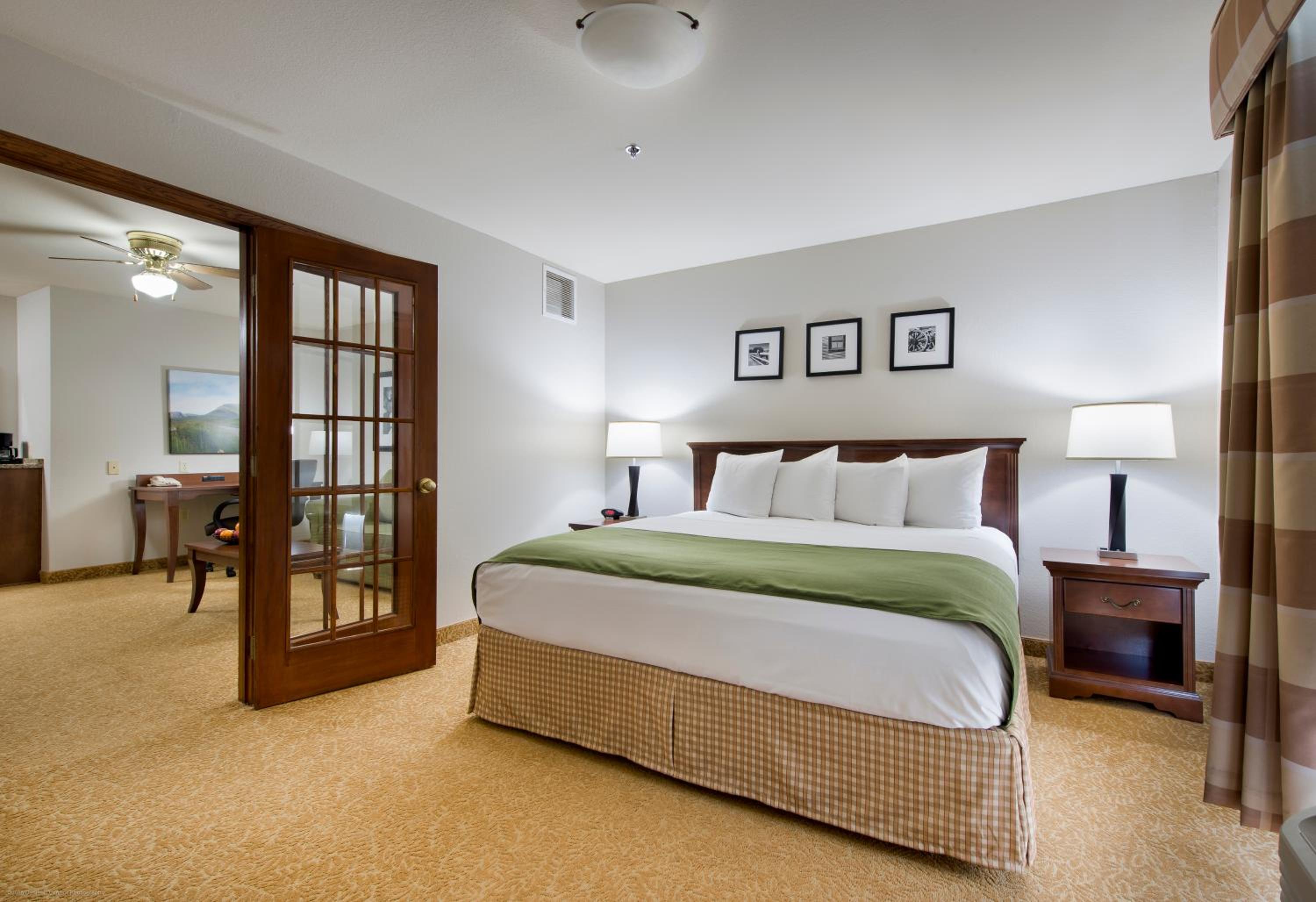 One-Bedroom King Suite - Non-Smoking - Photo 3
