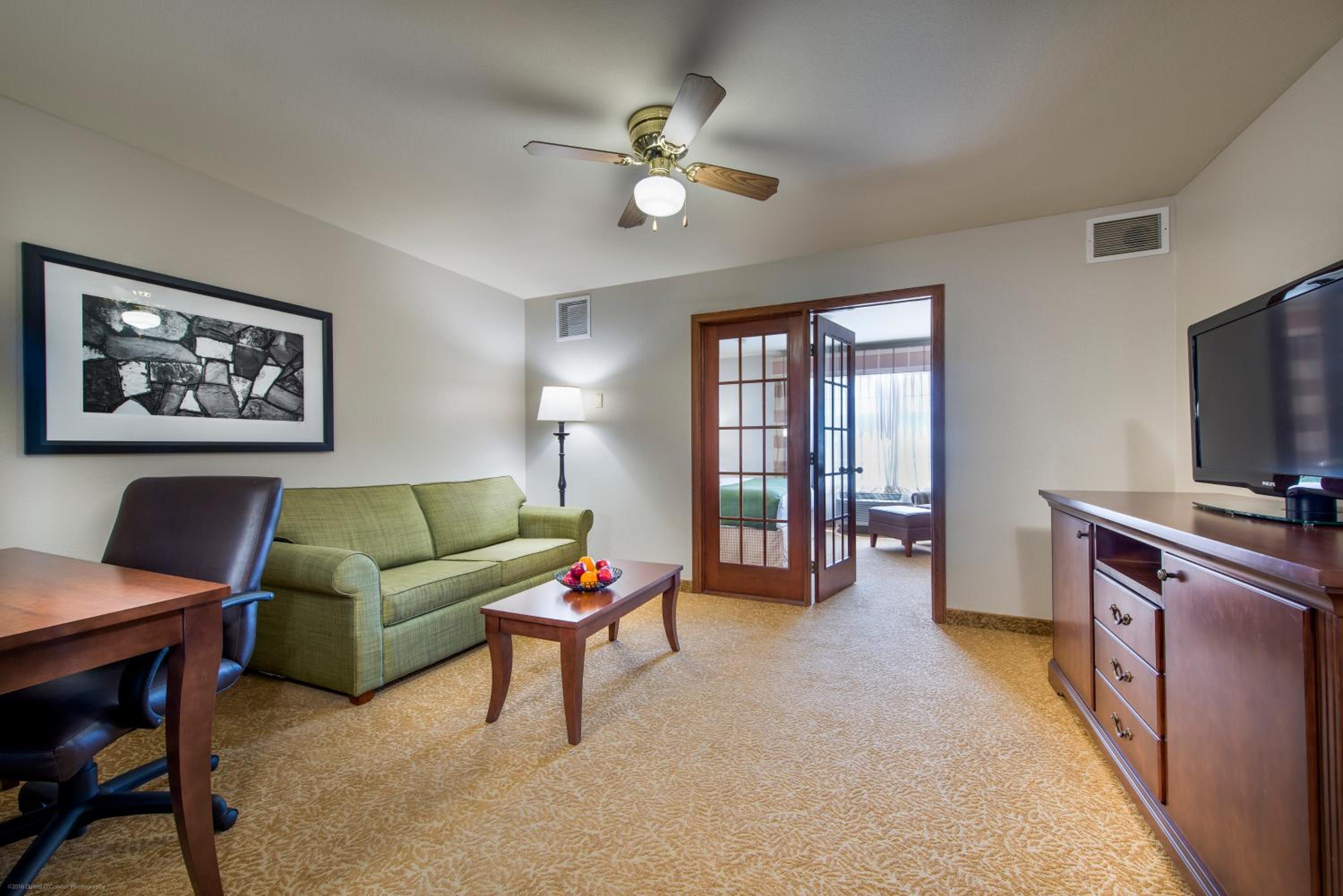 One-Bedroom King Suite - Non-Smoking - Photo 5