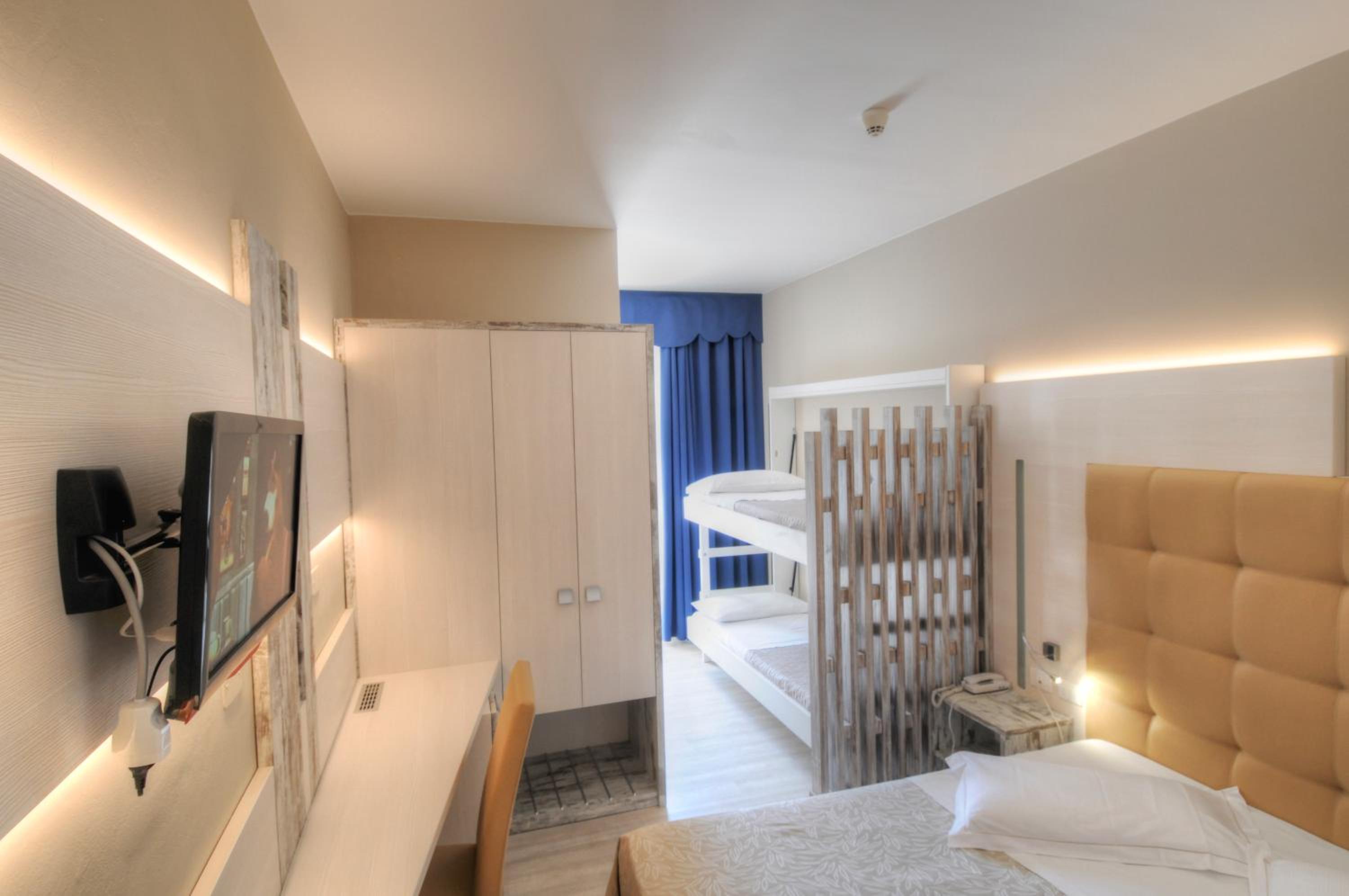 Quadruple Room with Balcony photo 3
