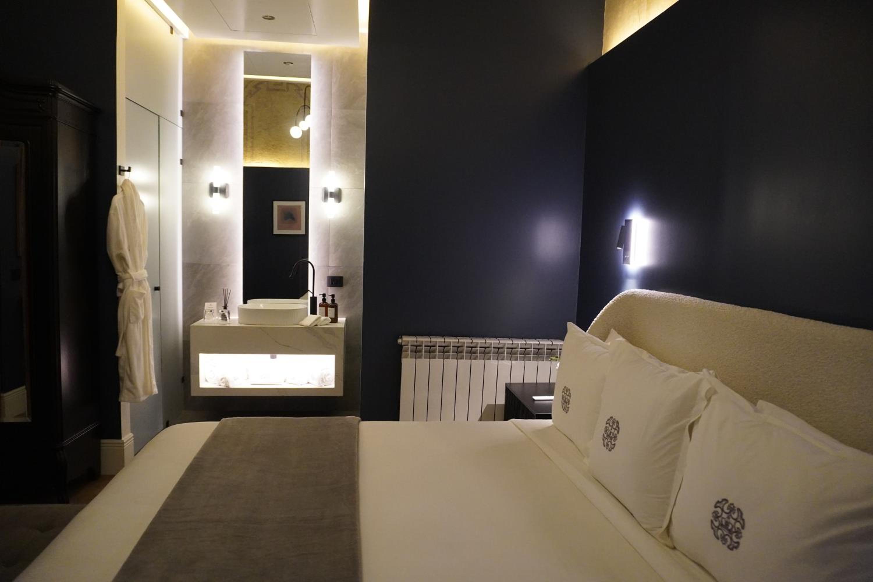 Deluxe King Room photo 2