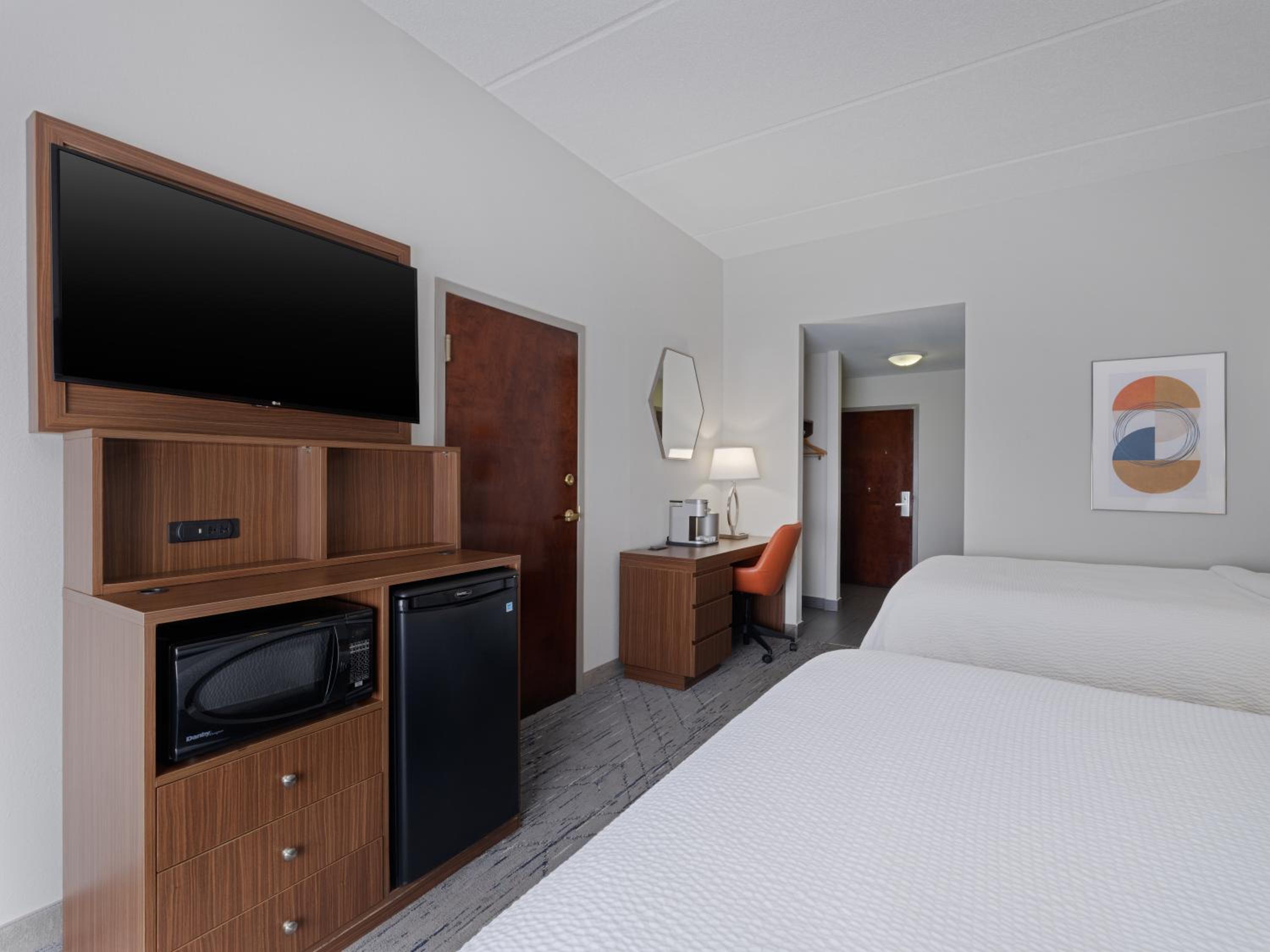 Standard Queen Room with Two Queen Beds and Mobility Accessible Tub - Photo 3