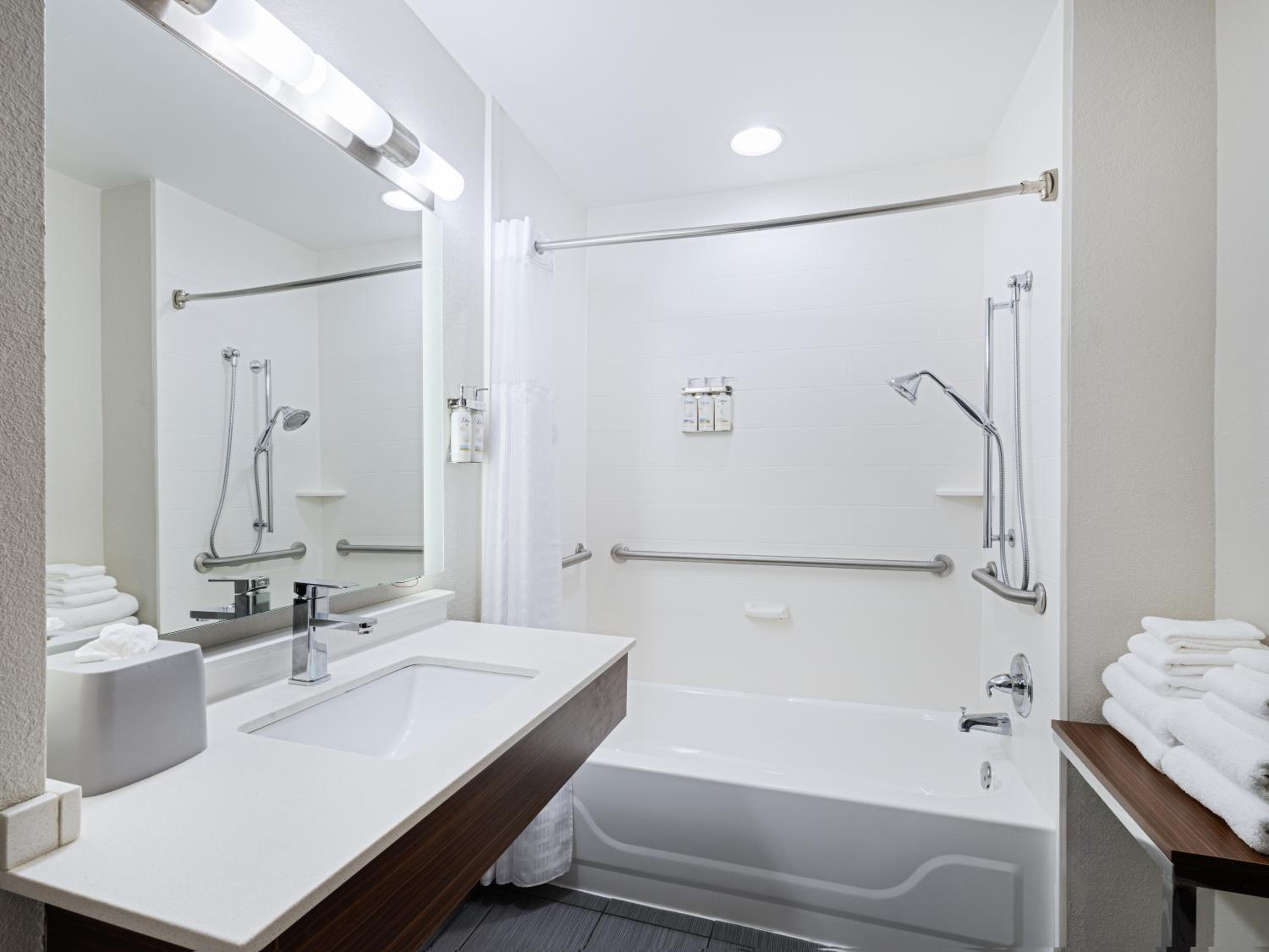 Standard Queen Room with Two Queen Beds and Mobility Accessible Tub - Photo 2
