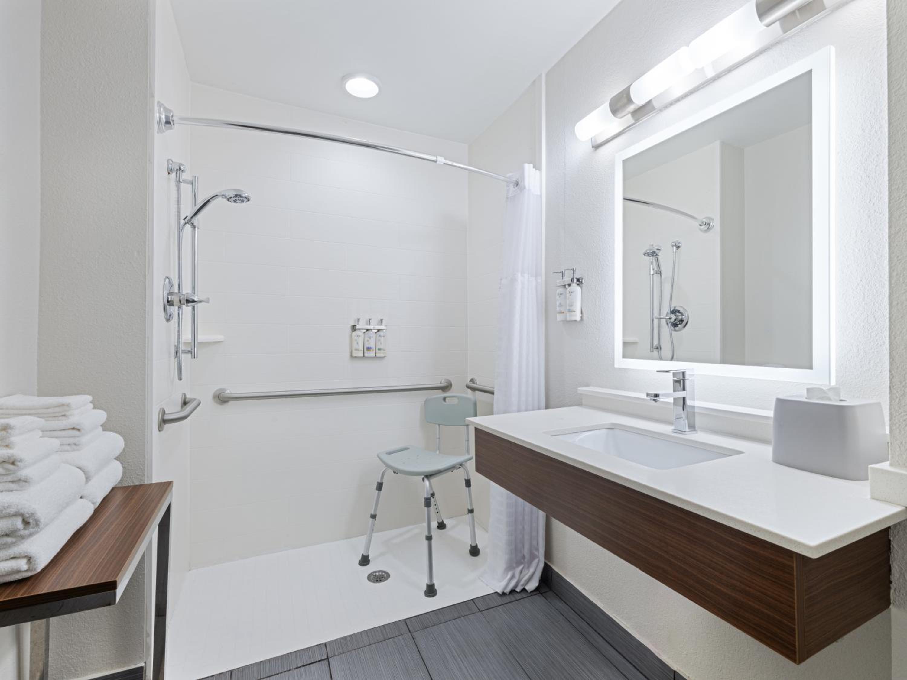 Queen Room with Two Queen Beds - Disability Access Hearing Accessible - Roll-In Shower - Photo 3