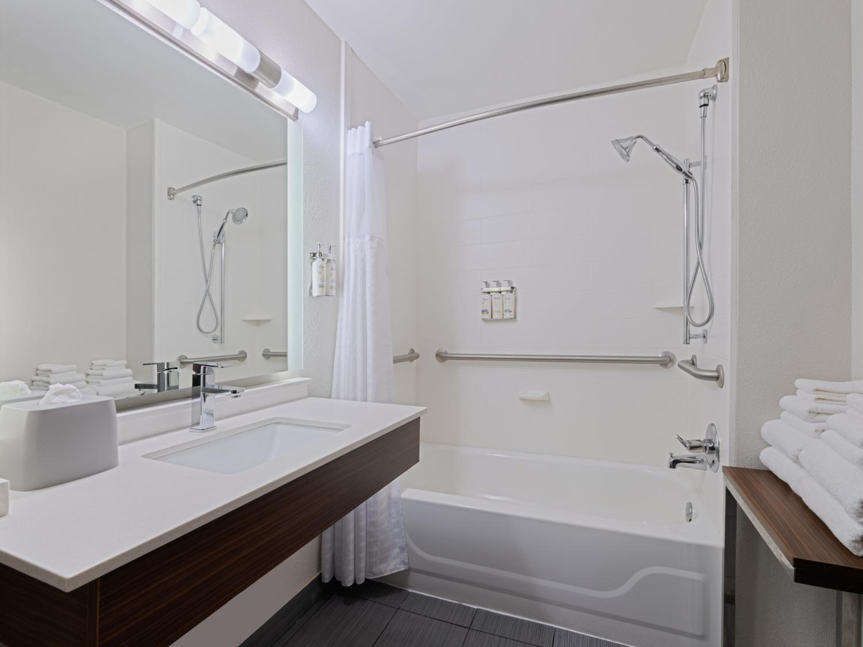 Standard Queen Room with Two Queen Beds - Communications Accessible photo 3