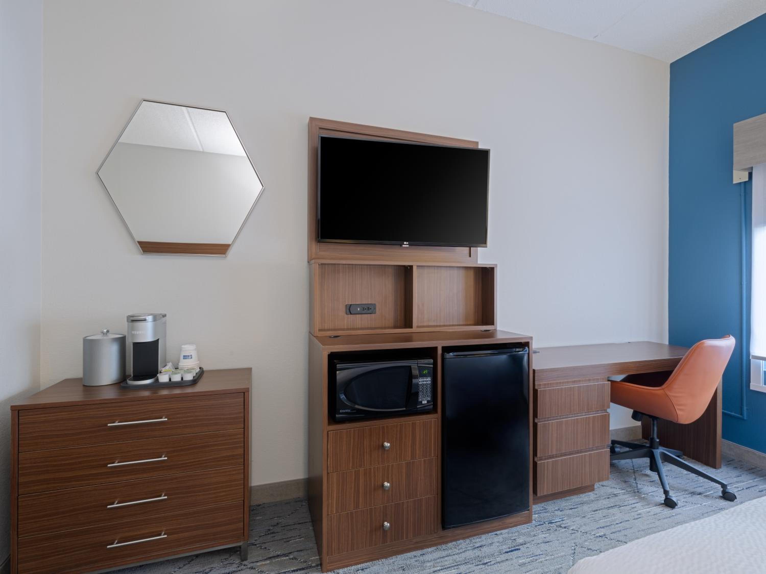 Standard Queen Room with Two Queen Beds - Communications Accessible photo 2