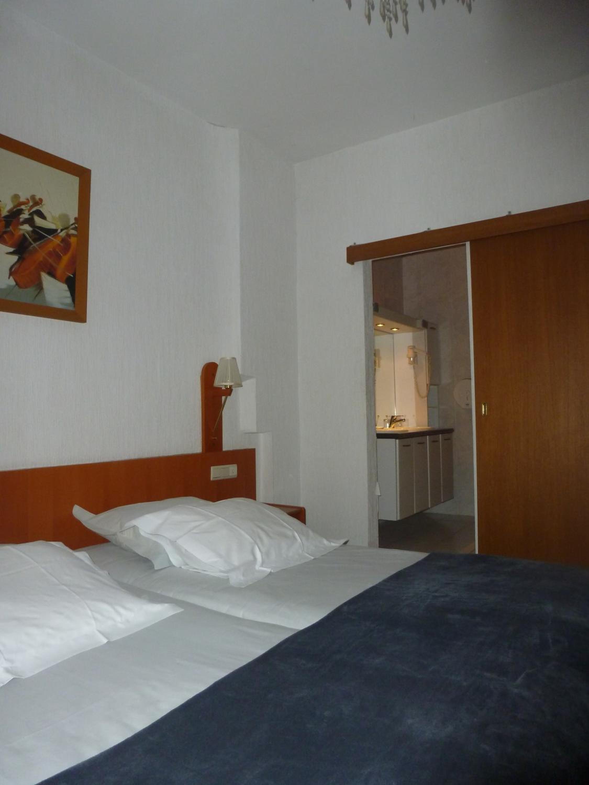 Standard Double Room - Photo 11