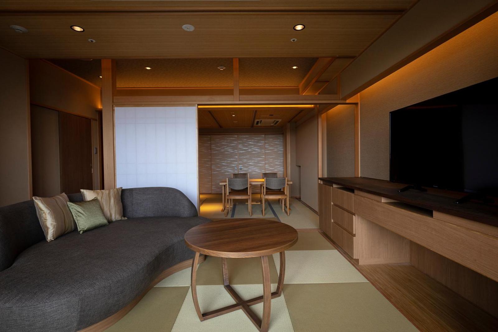 Deluxe Family Suite with Tatami Area with Open-Air Bath 7F (91㎡) In-Room Dining