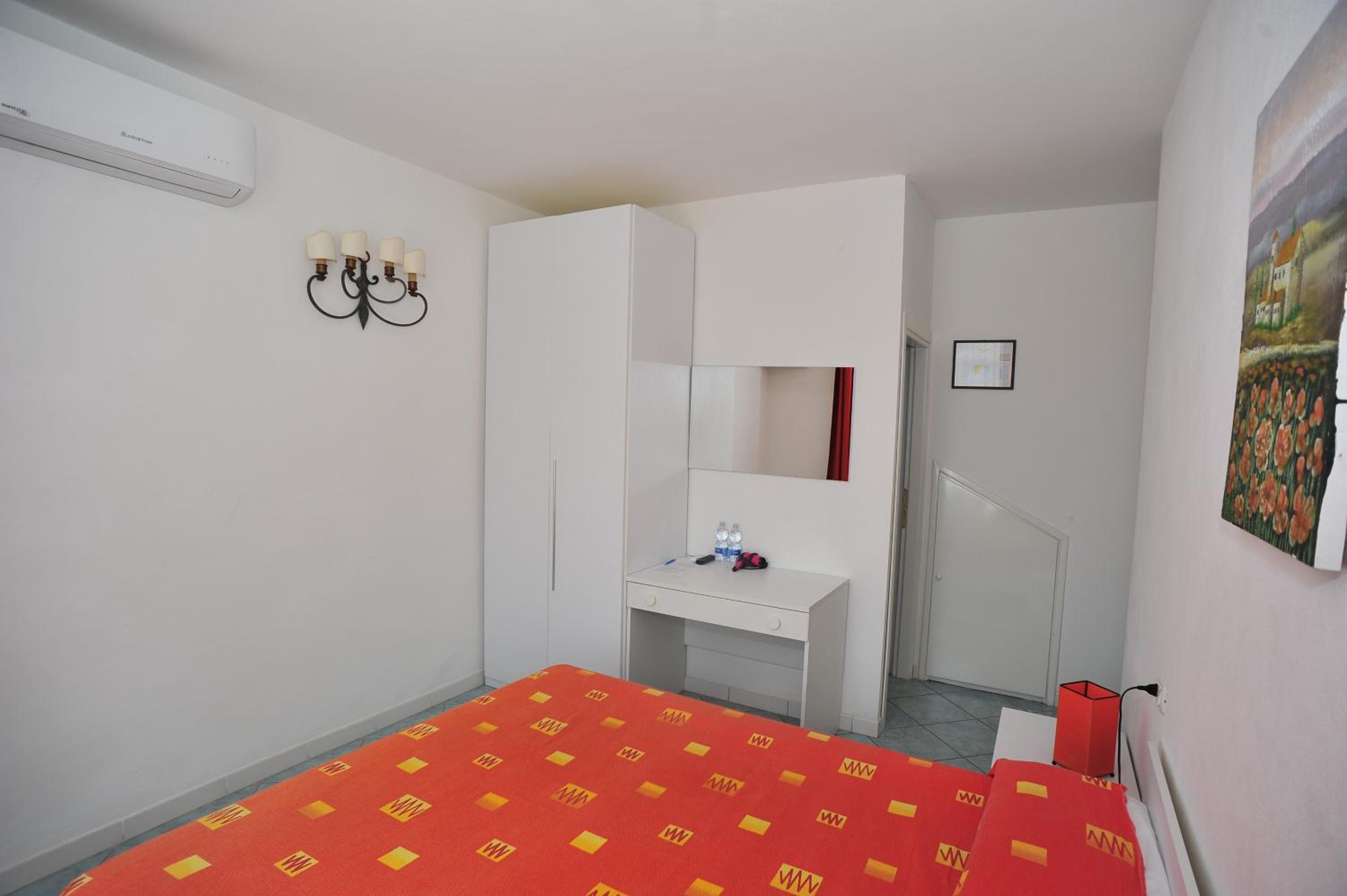 Double Room - Photo 18