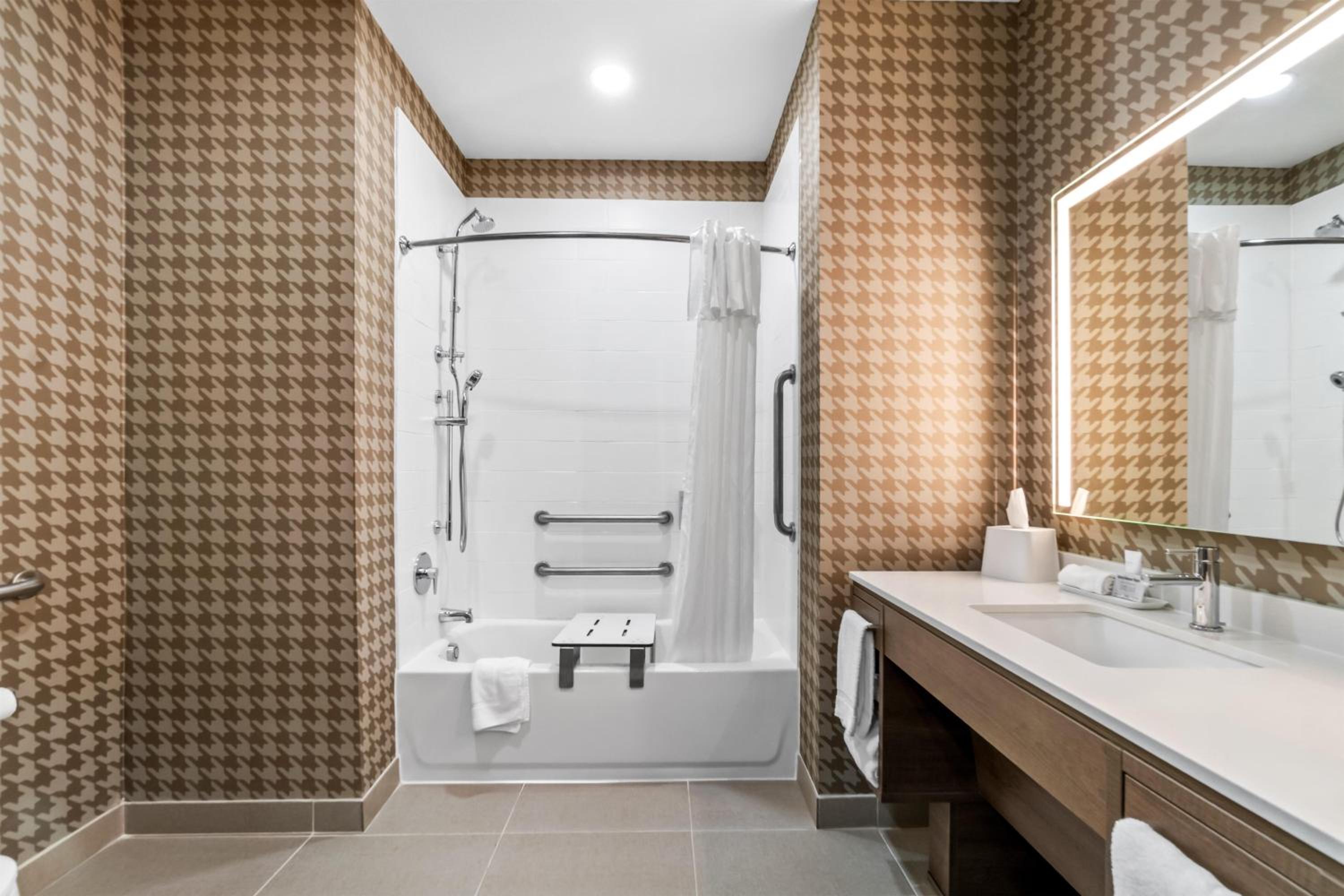 King Studio Suite with Accessible Tub - Mobility Access - Photo 1