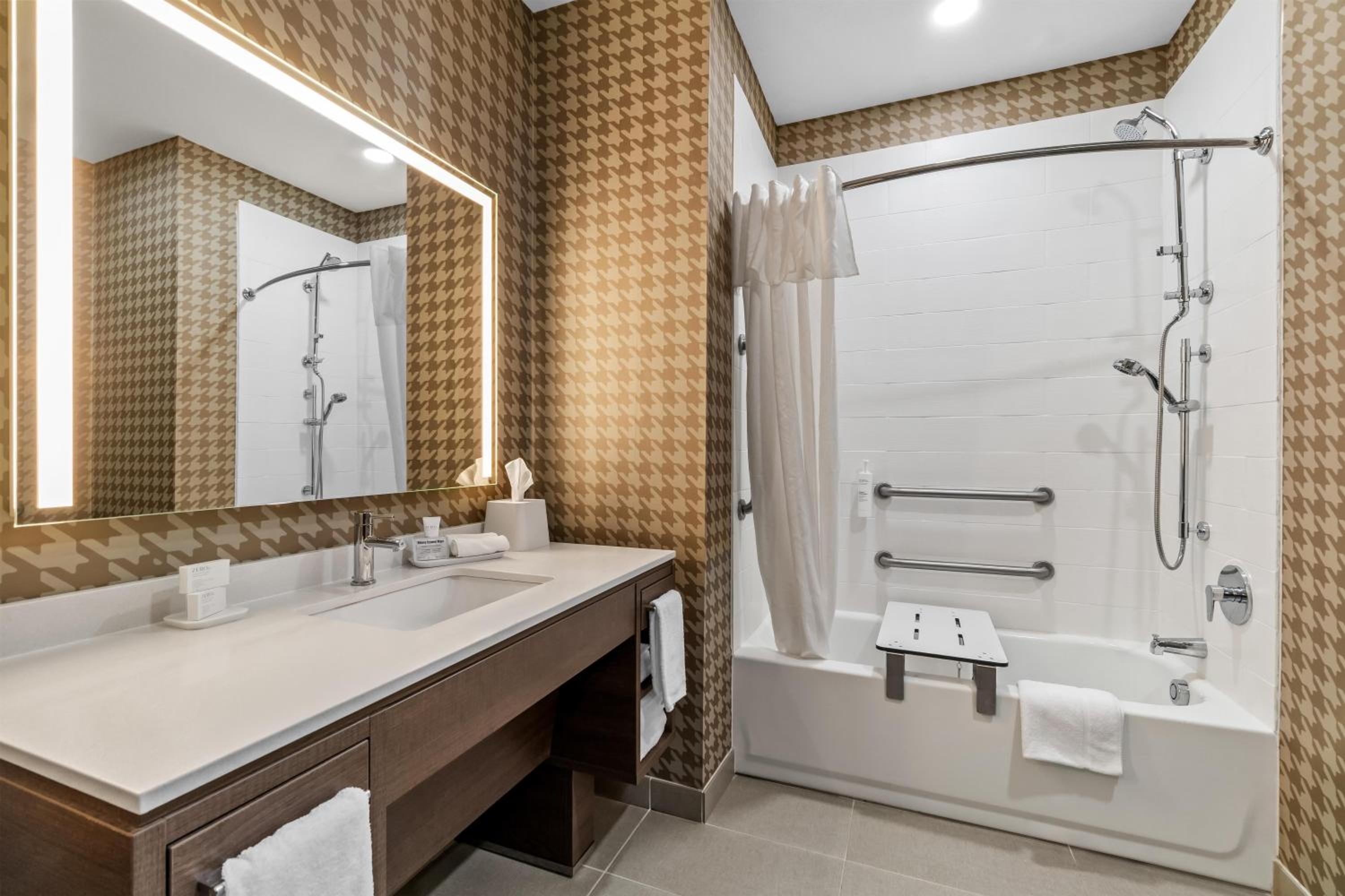 King Studio Suite with Accessible Tub - Mobility Access - Photo 4