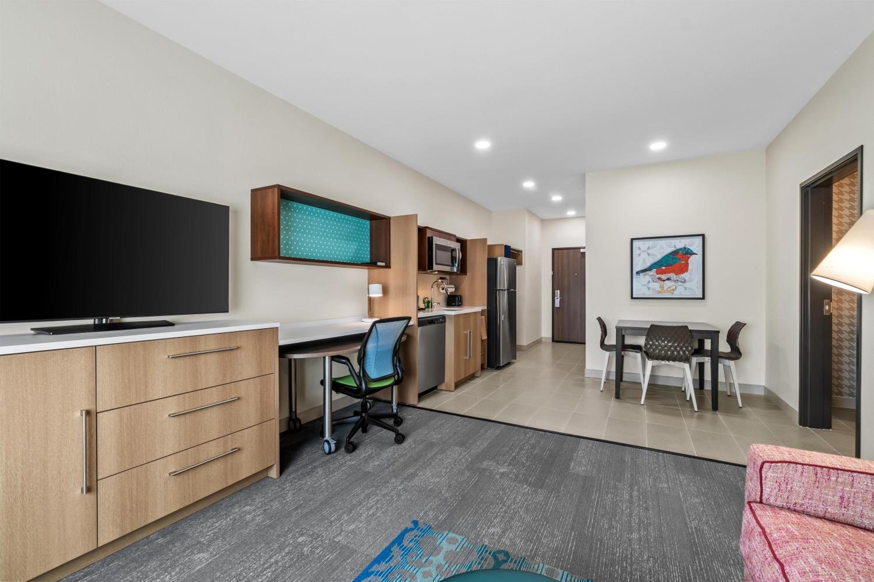 One-Bedroom King Suite - Photo 4