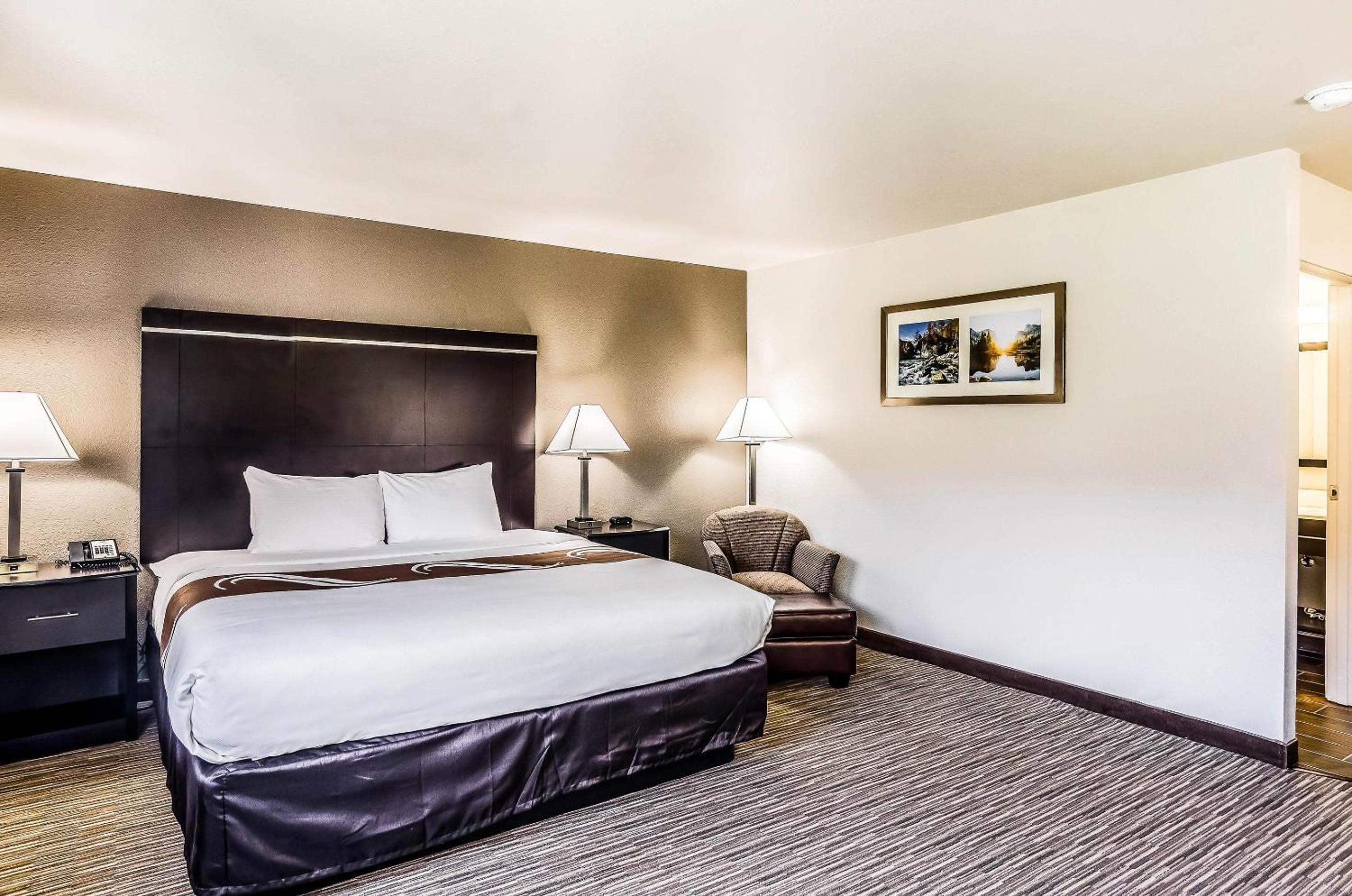 King Room Larger Unit - Accessible/Non-Smoking - Photo 2