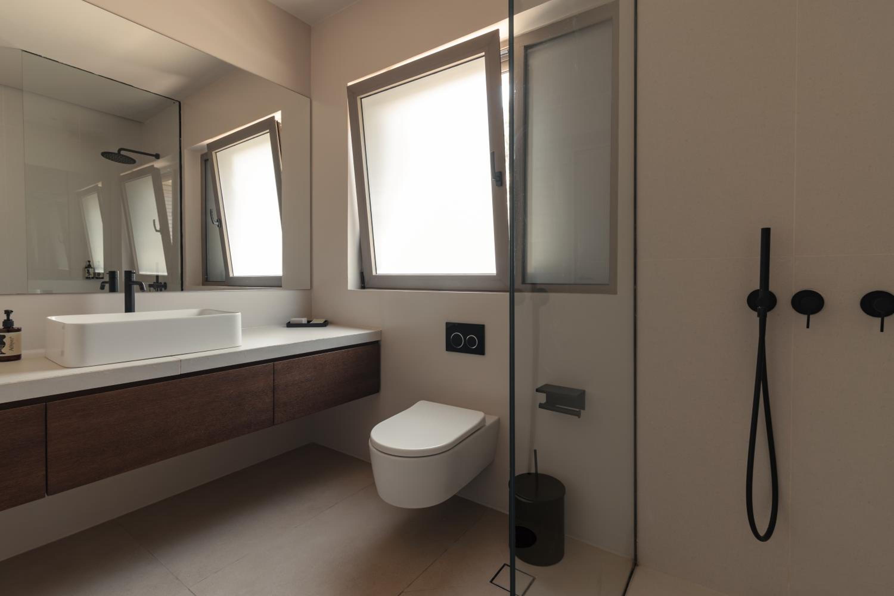 Deluxe Room (2 Adults + 1 Child)