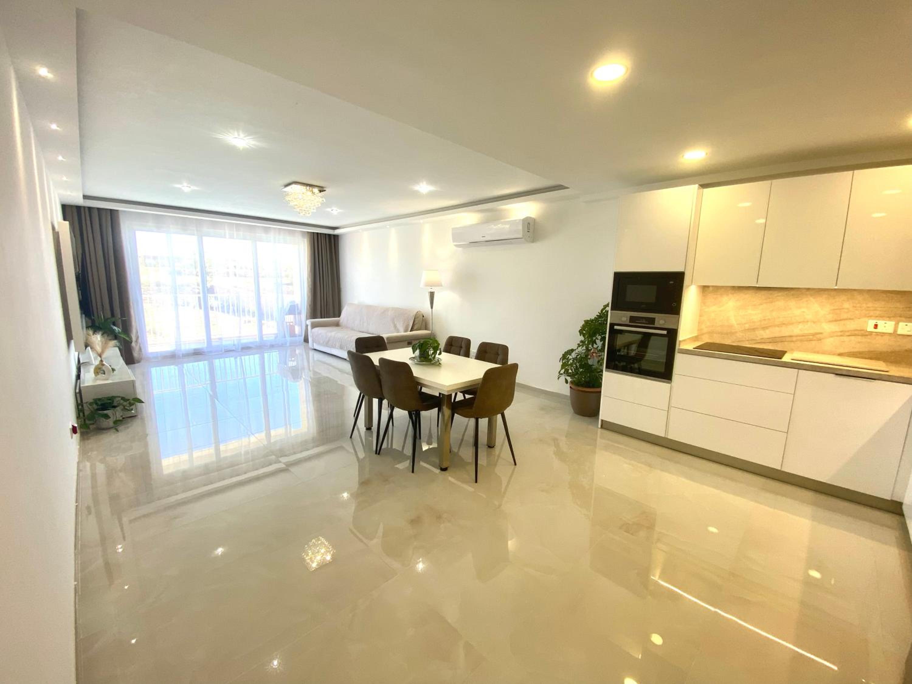Two-Bedroom Apartment with Pool View photo 2