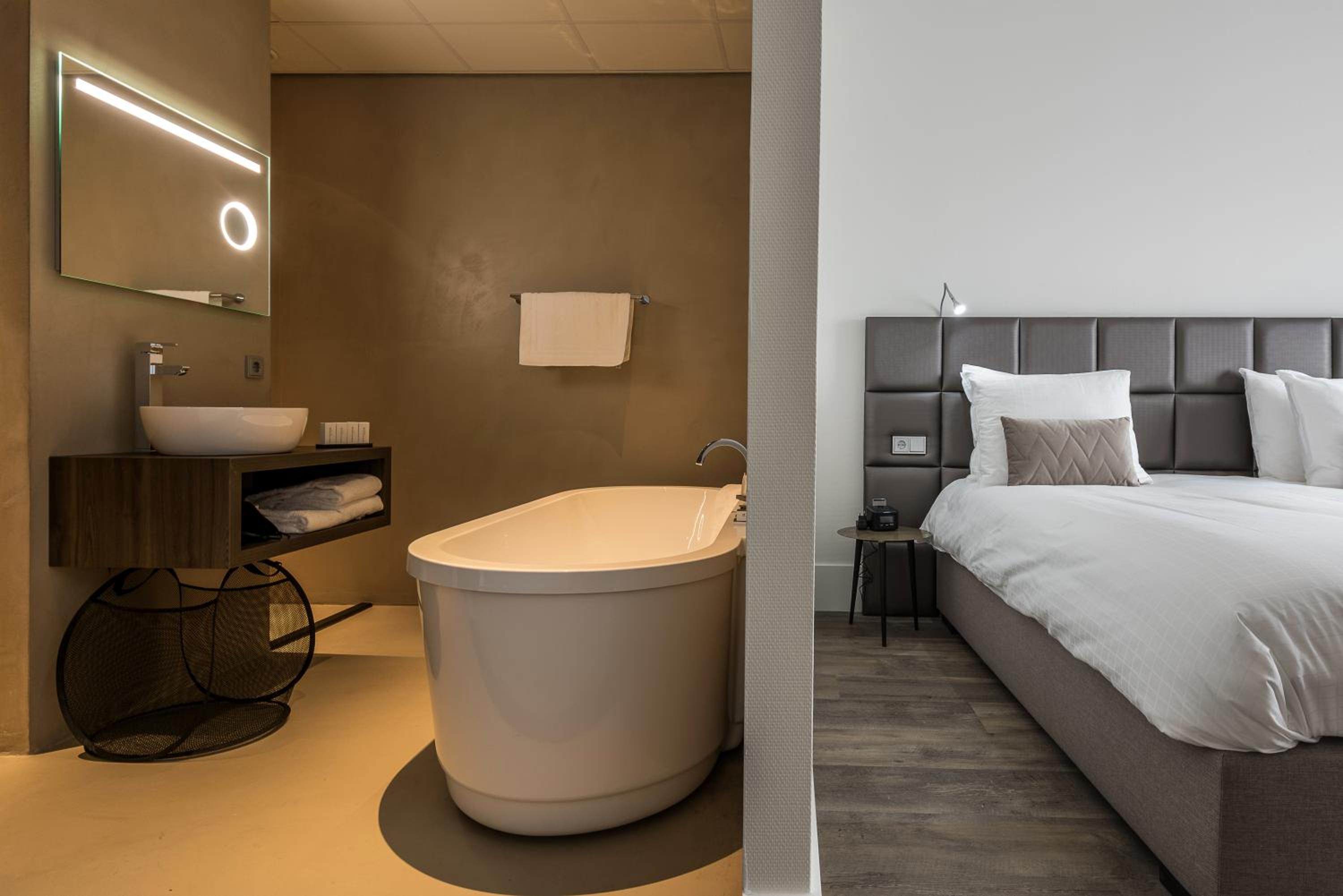 Deluxe Double Room with Bath - Photo 3