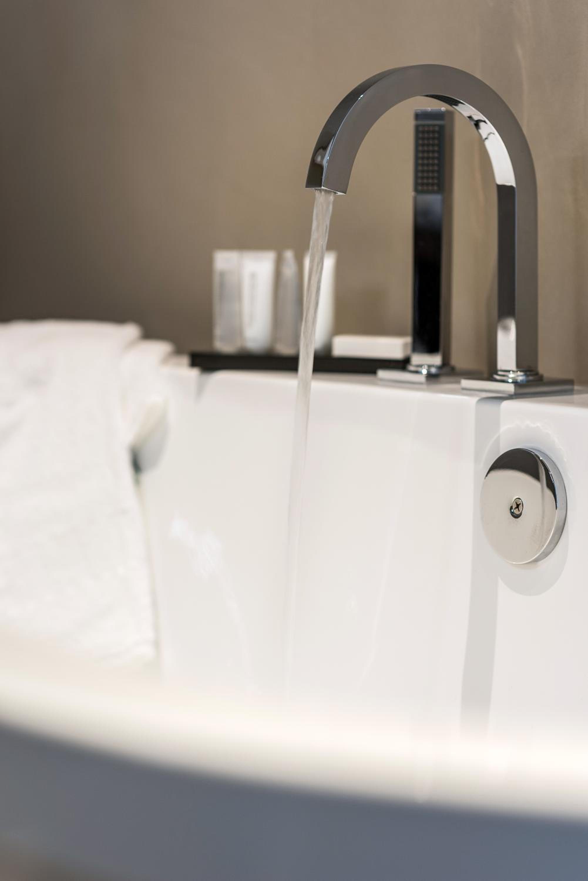 Deluxe Double Room with Bath - Photo 2