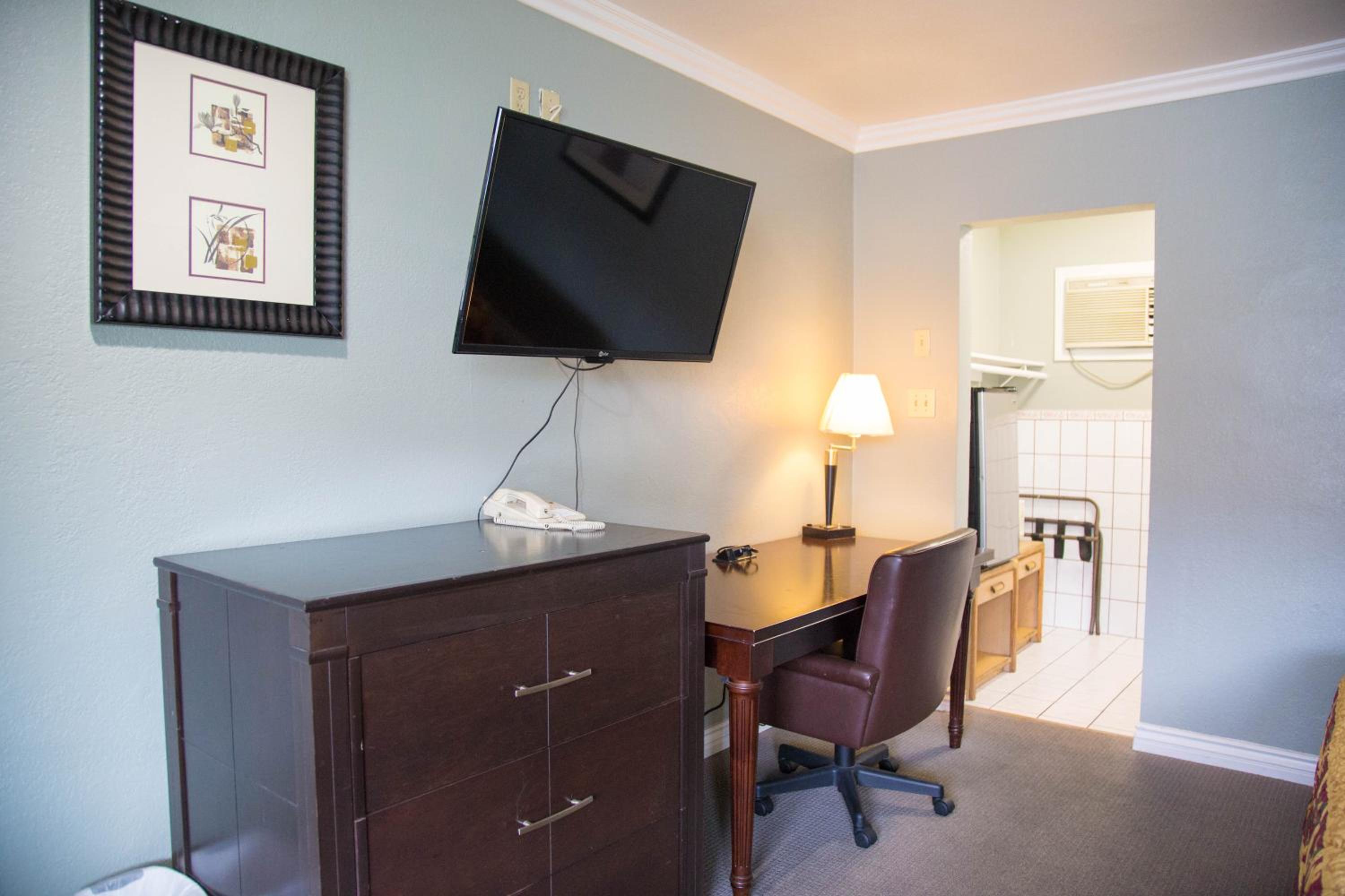 Queen Room with Two Queen Beds photo 2