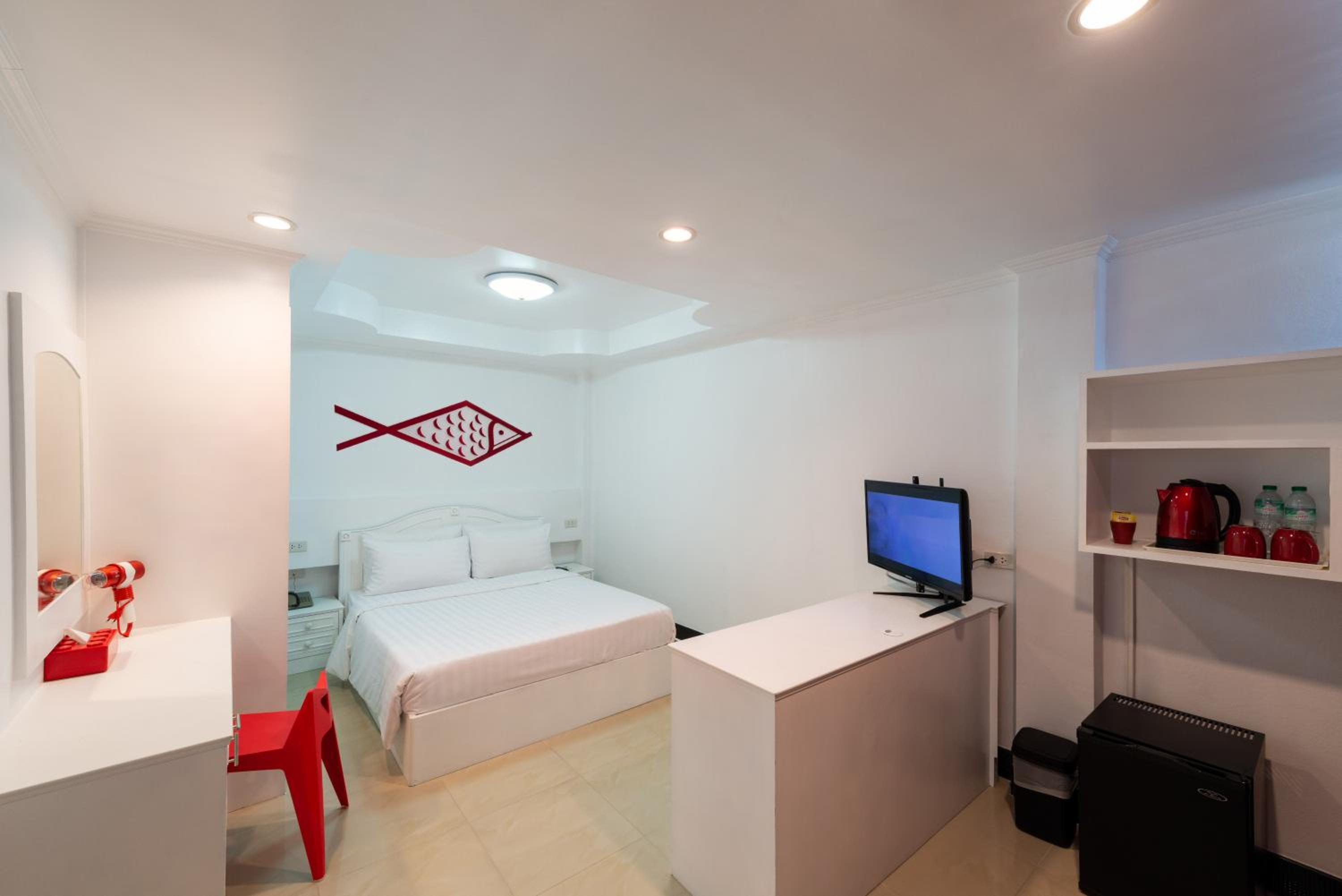 Standard Queen Room with Pool View