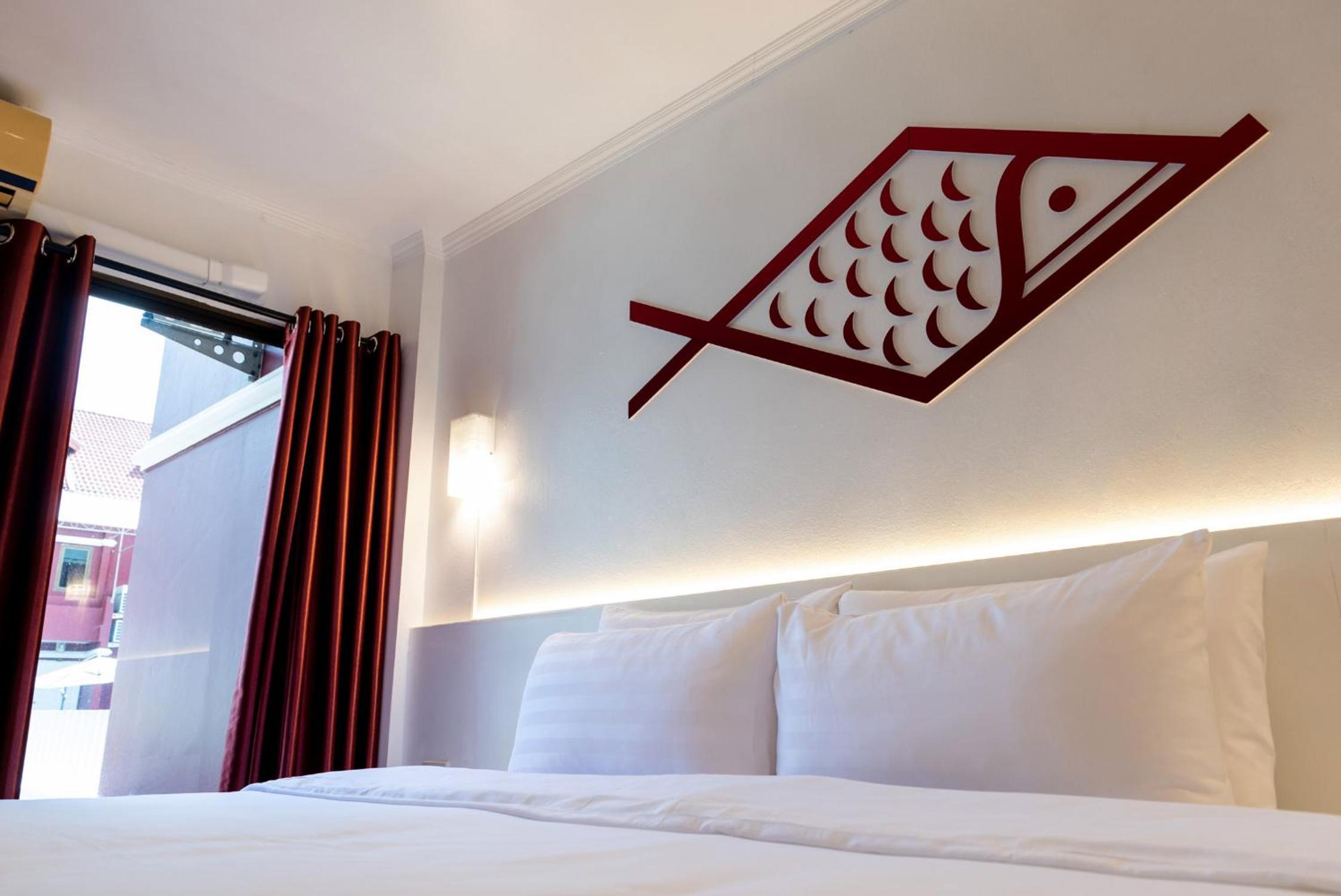 Standard Queen Room with Pool Access