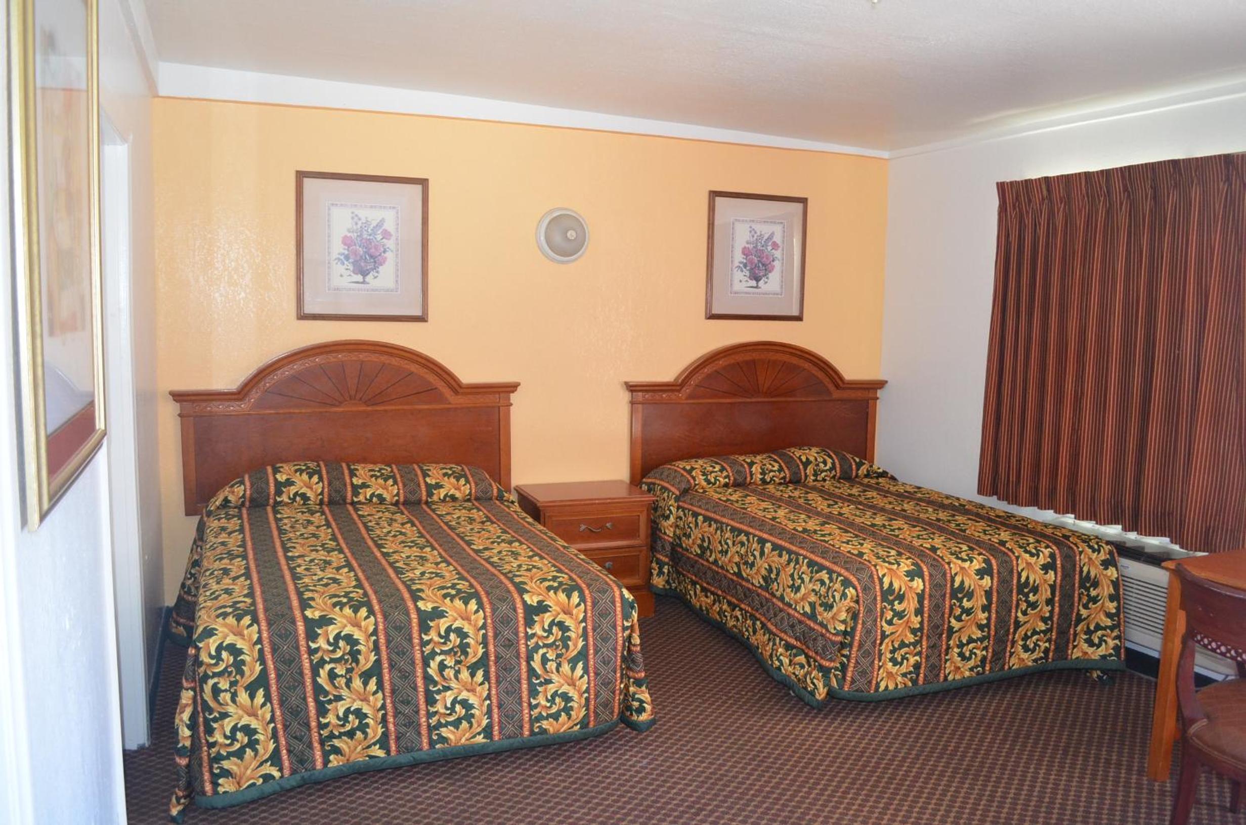Double Room with Two Double Beds - Photo 2