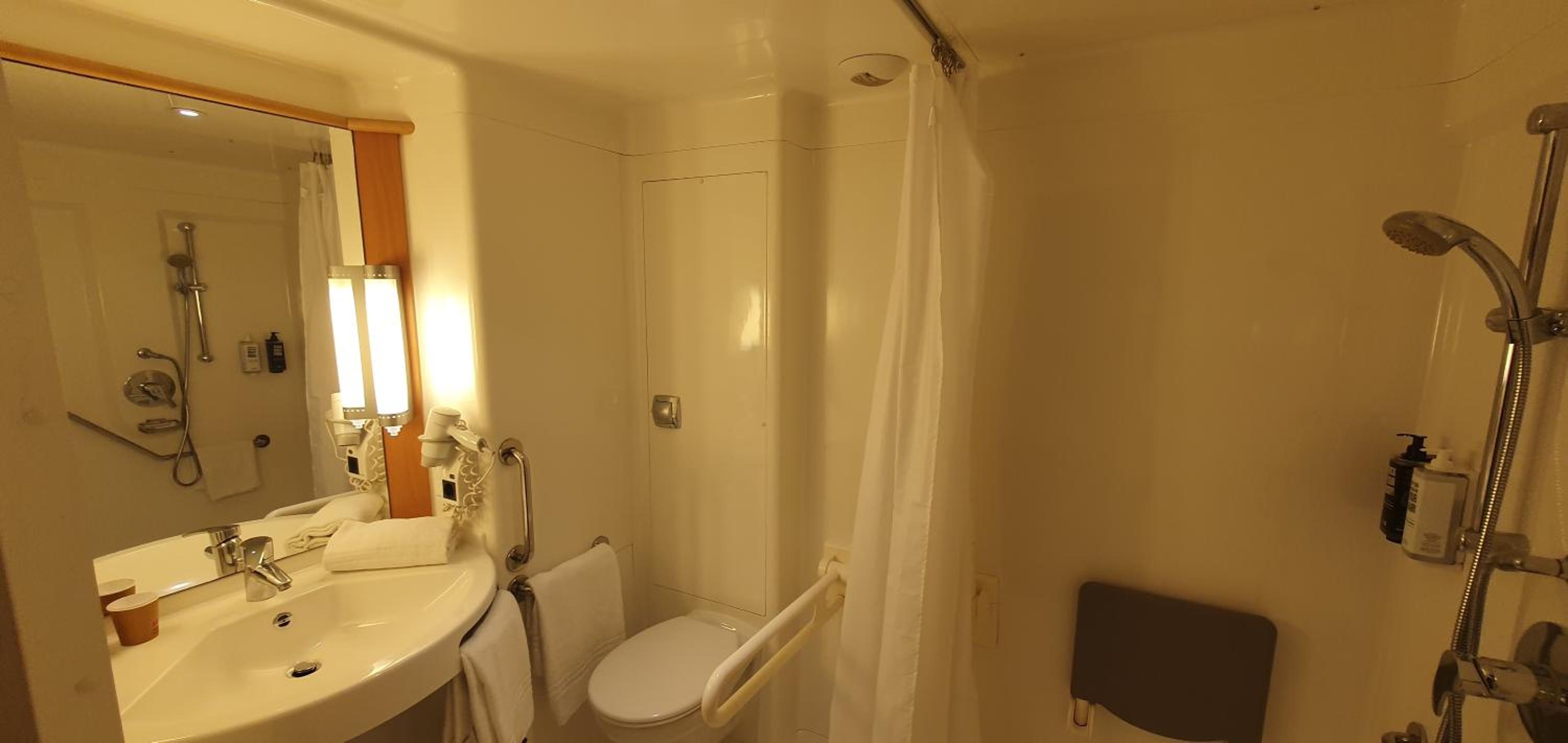 Habitación Adaptada con Dos Camas Individuales