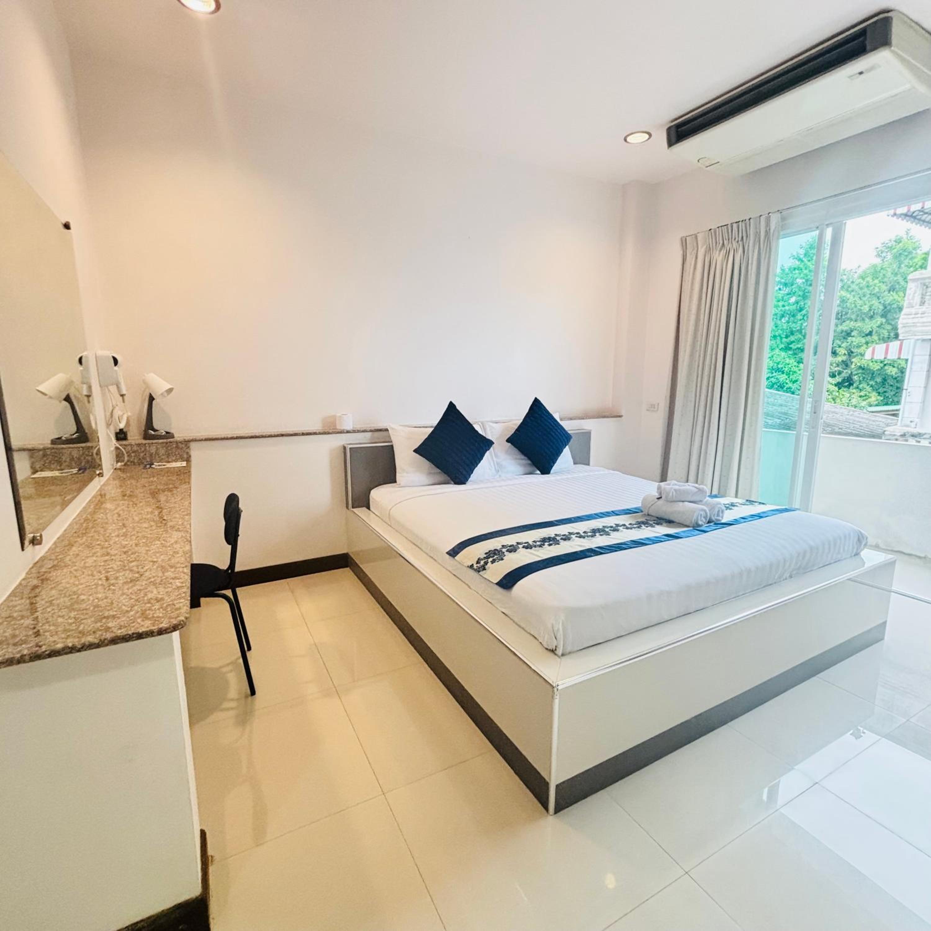 Deluxe Double Room with Balcony photo 1
