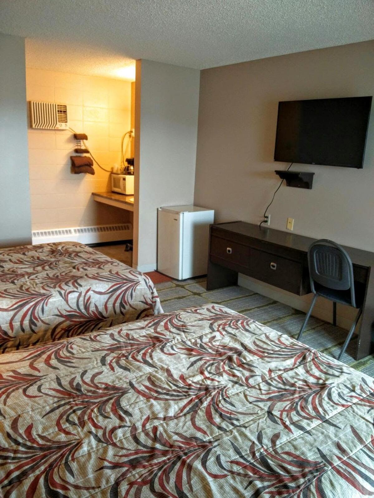Queen Room with Two Queen Beds photo 1