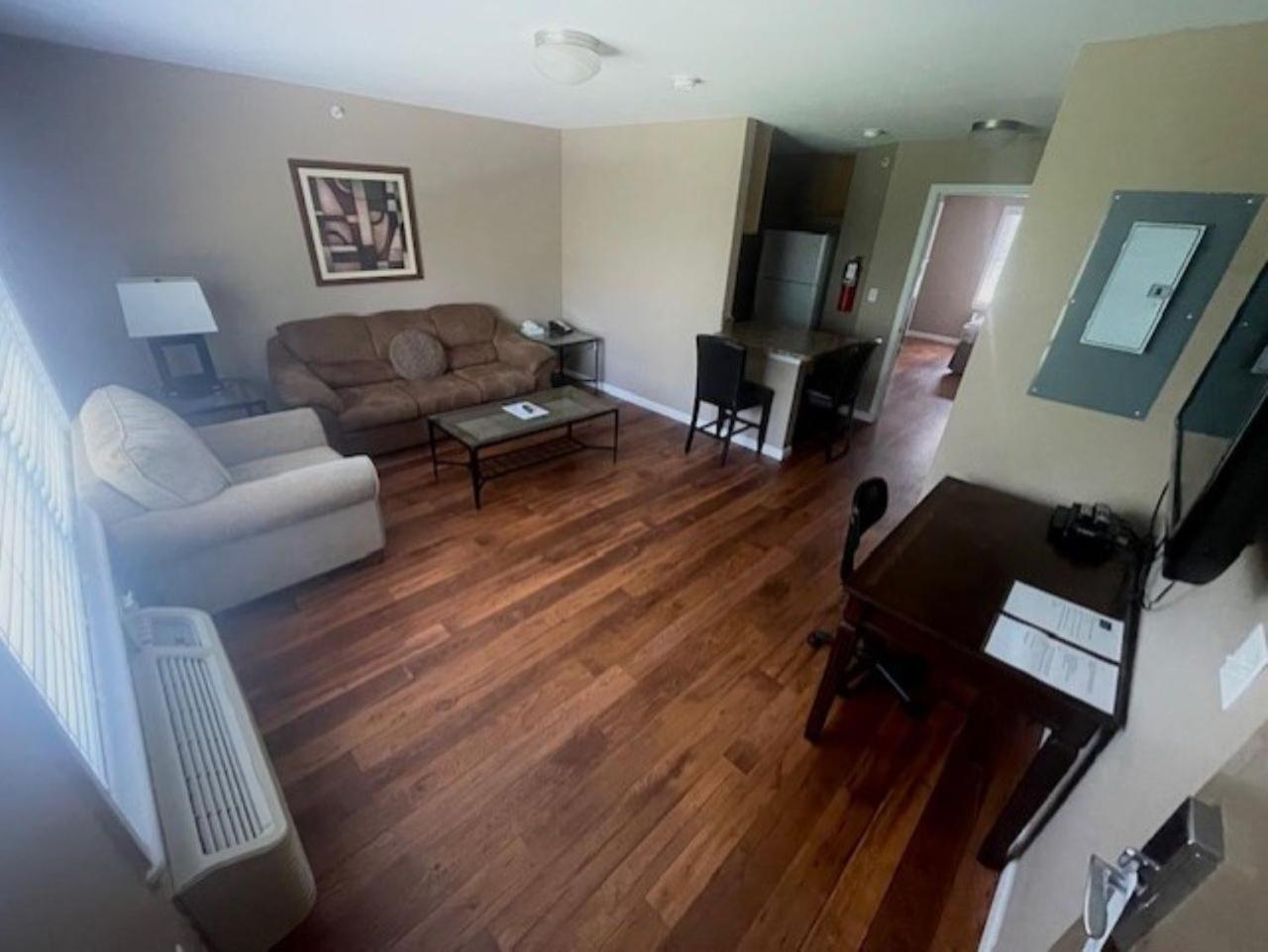 One-Bedroom Queen Suite photo 3
