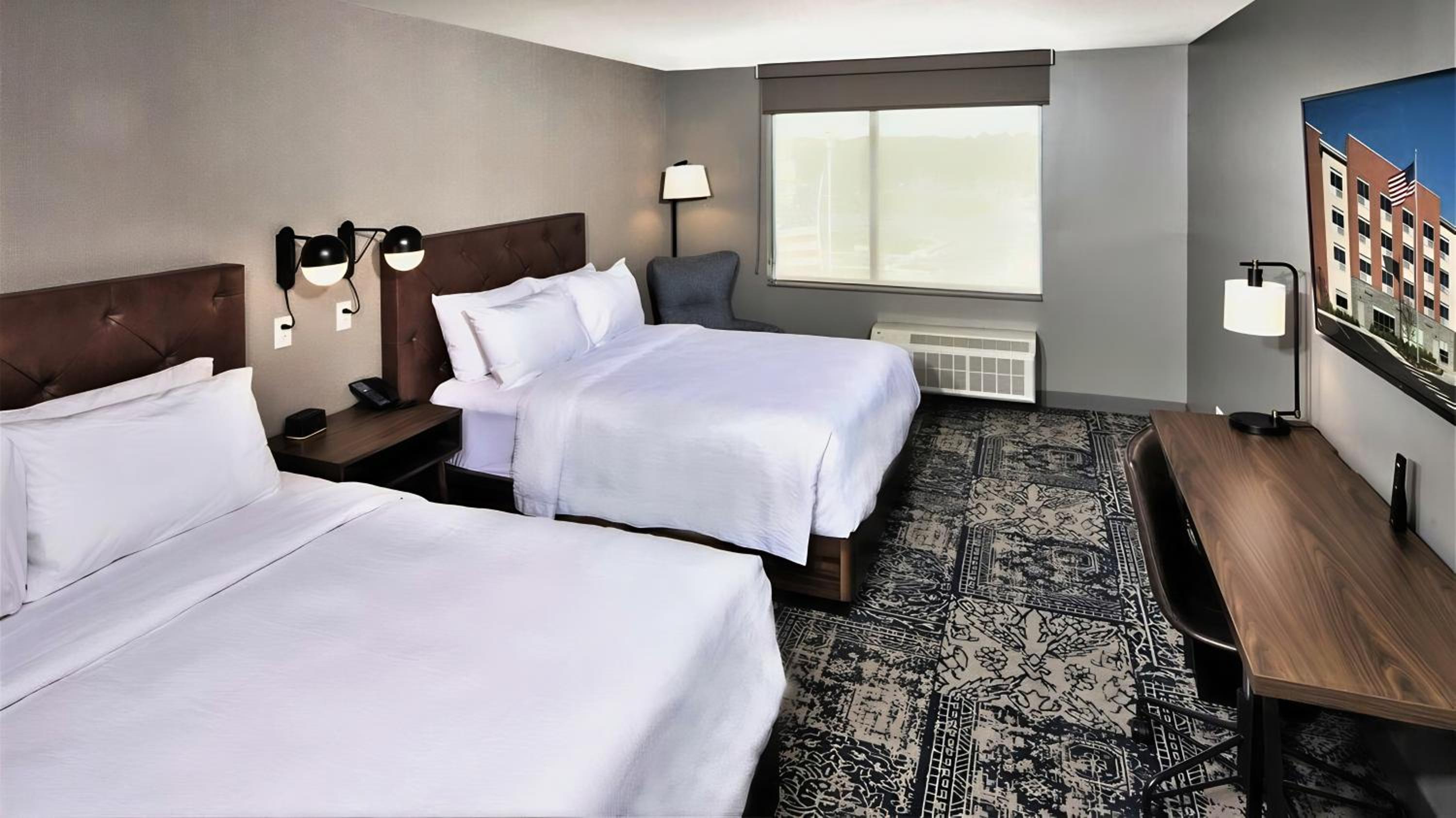 Queen Room with Two Queen Beds and Adapted Tub - Mobility and Hearing Accessible - Photo 2