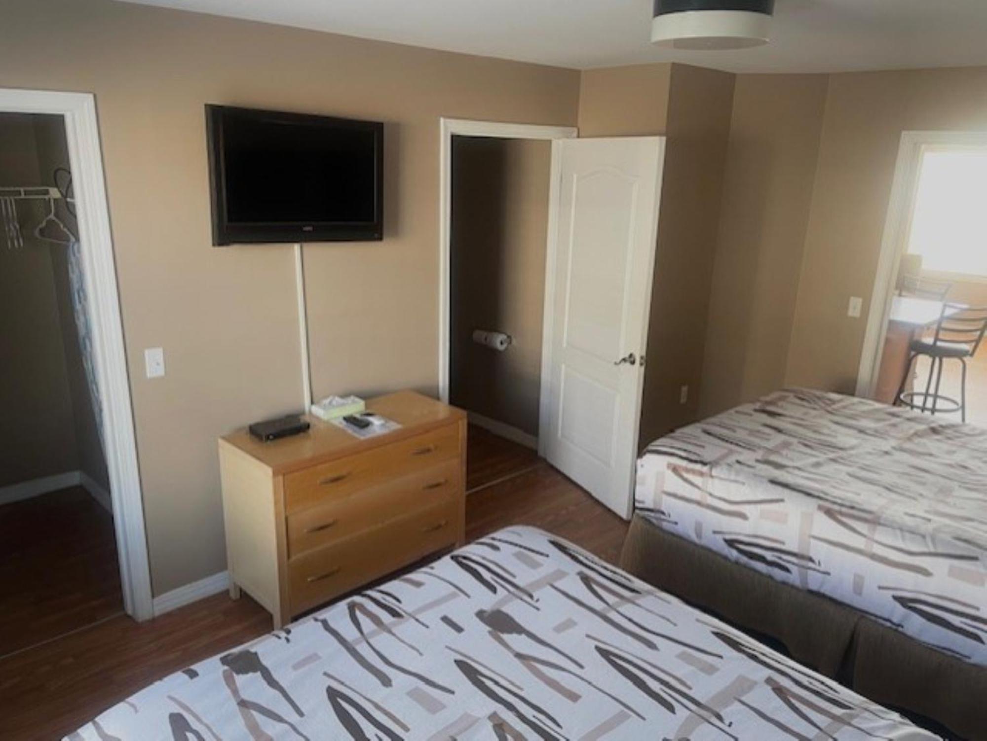 One-Bedroom Queen Suite